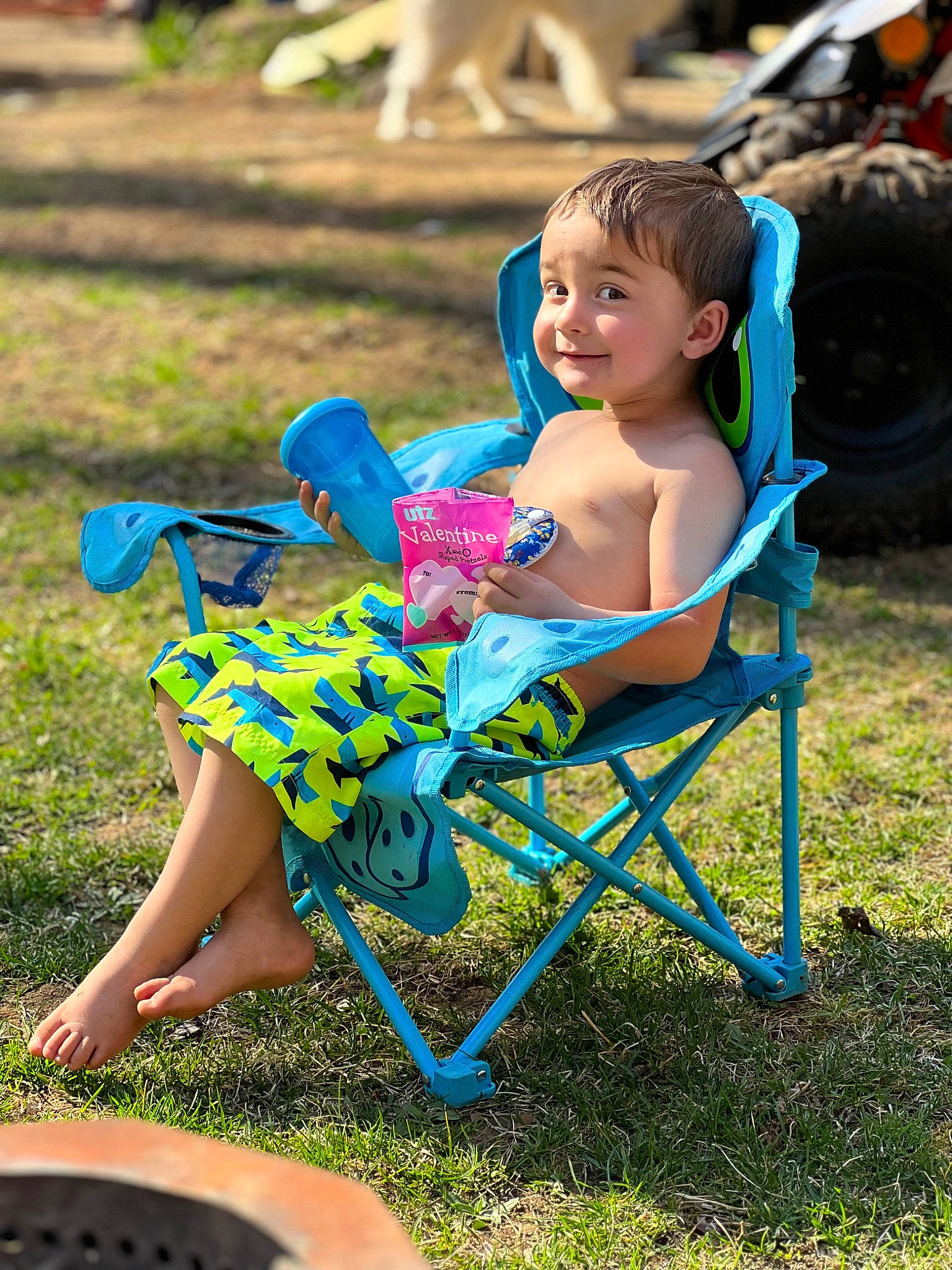 Oaklen is registered to the contest to win money with this photo: barefoot, chair, electric_blue, event, folding_chair, foot, fun, grass, happy, human_leg, joy, lawn, leisure, outdoor_furniture, people_in_nature, person, plant, recreation, sitting, summer
