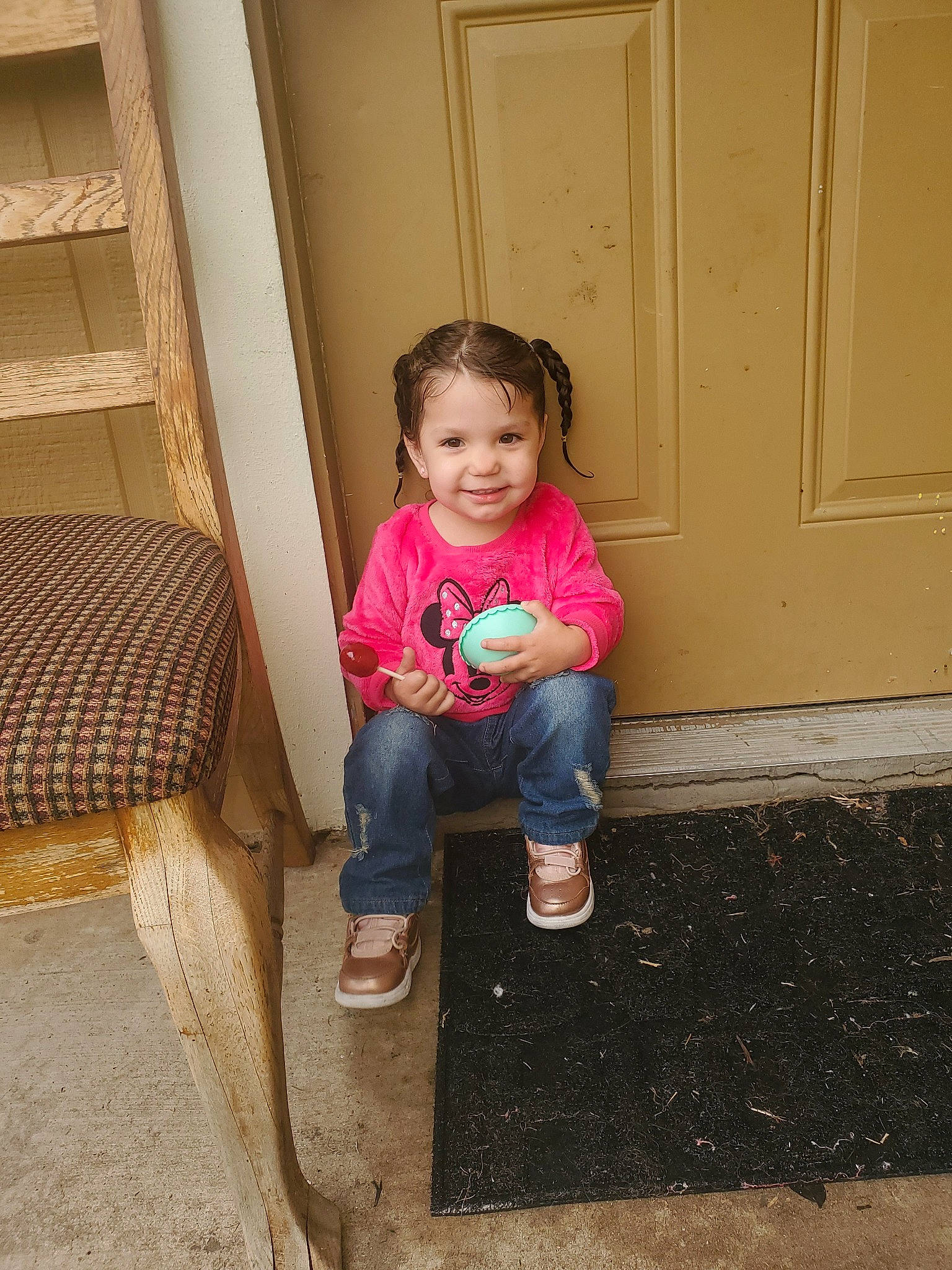 Delicia is registered to the contest to win money with this photo: child, joy, leg, person, pink, sitting, standing, toddler