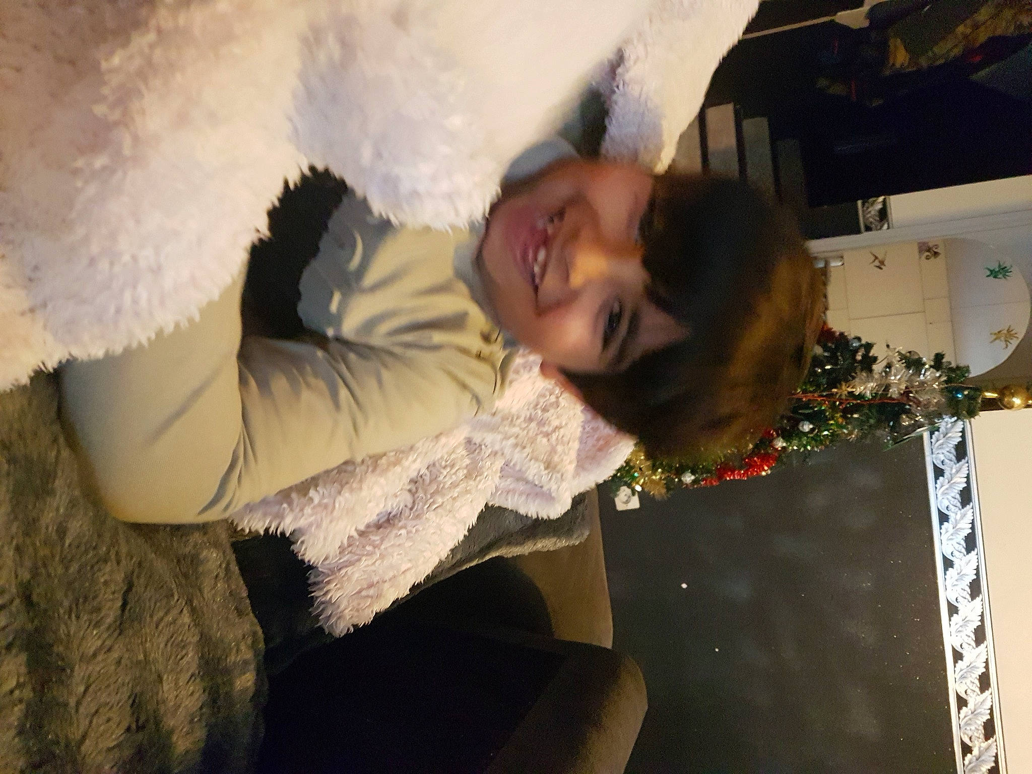 Feraz a rejoint le concours — aidez-le/la à gagner de superbes lots ! ceremony, child, event, feather, fun, fur, fur_clothing, gesture, glove, happy, joy, mammal, person, room, tradition, tree, vertebrate, wing