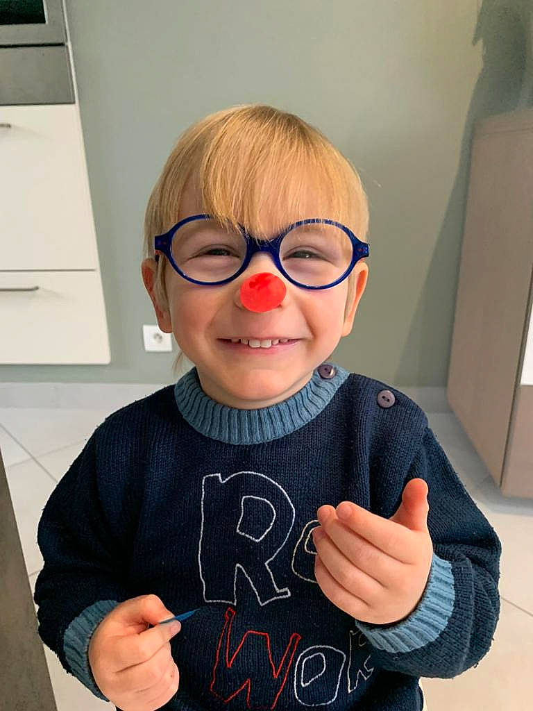 Ejnar a rejoint le concours — aidez-le/la à gagner de superbes lots ! baby_toddler_clothing, cheek, child, cool, eyewear, finger, gesture, glasses, goggles, hand, happy, joy, person, personal_protective_equipment, sleeve, smile, standing, t_shirt, thumb, toddler