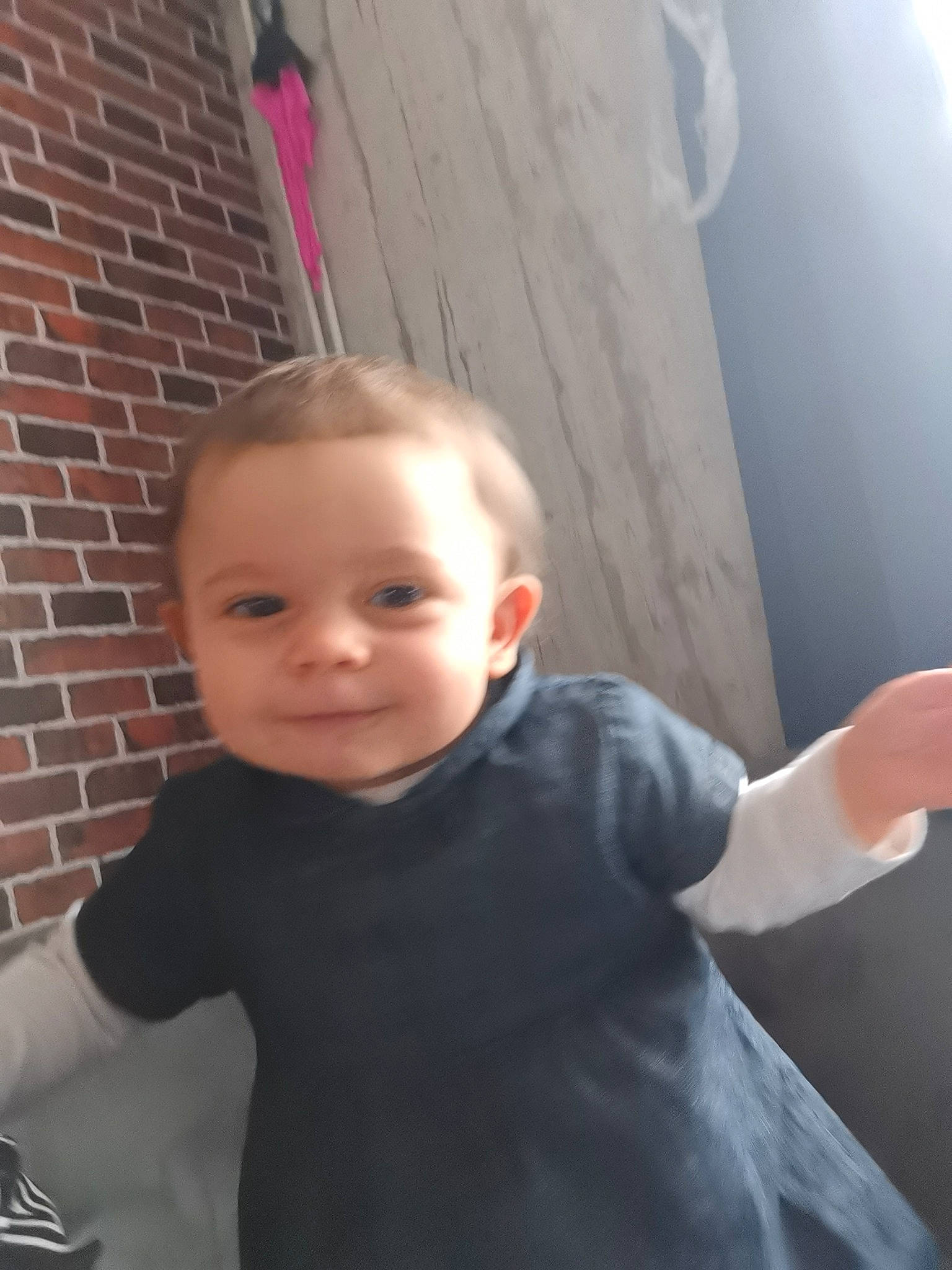 Ennaëlle participe au concours pour gagner de l'argent avec cette photo : baby, baby_toddler_clothing, brick, brickwork, cheek, child, elbow, finger, flash_photography, fun, gesture, happy, joy, neck, person, shoulder, sitting, sleeve, smile, t_shirt