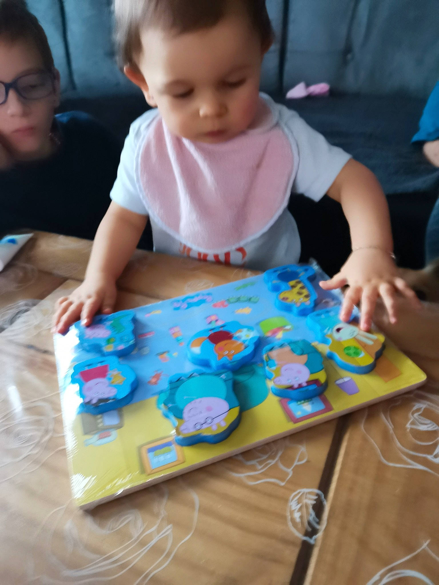 Ennaëlle participe au concours pour gagner de l'argent avec cette photo : baby, baby_products, baby_toddler_clothing, cheek, child, event, face, fun, happy, head, leisure, nail, person, photograph, play, sharing, sitting, snapshot, textile, toddler