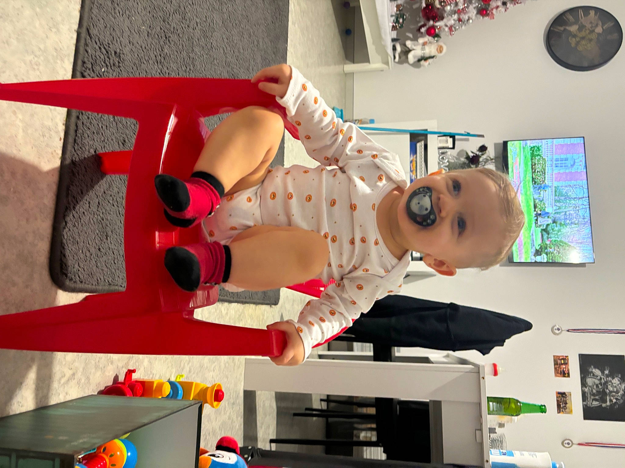 Jullian participe au concours pour gagner de l'argent avec cette photo : animation, carmine, child, elbow, eyewear, fictional_character, fun, home_appliance, house, human_leg, knee, machine, person, picture_frame, room, sandal, shelf, shelving, shorts, thigh