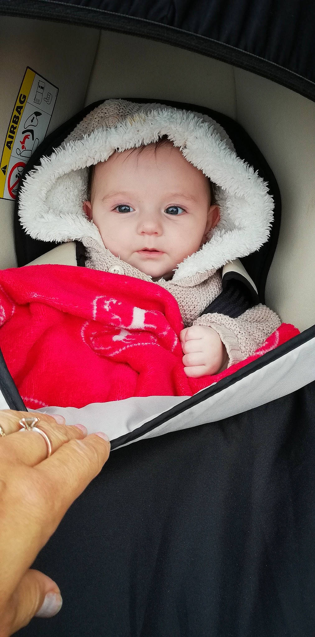 Maelys a rejoint le concours — aidez-le/la à gagner de superbes lots ! baby, baby_carriage, baby_in_car_seat, baby_products, baby_safety, baby_sleeping, baby_toddler_clothing, car_seat, cheek, child, chin, comfort, finger, happy, headgear, lip, person, sitting, skin, sleeve