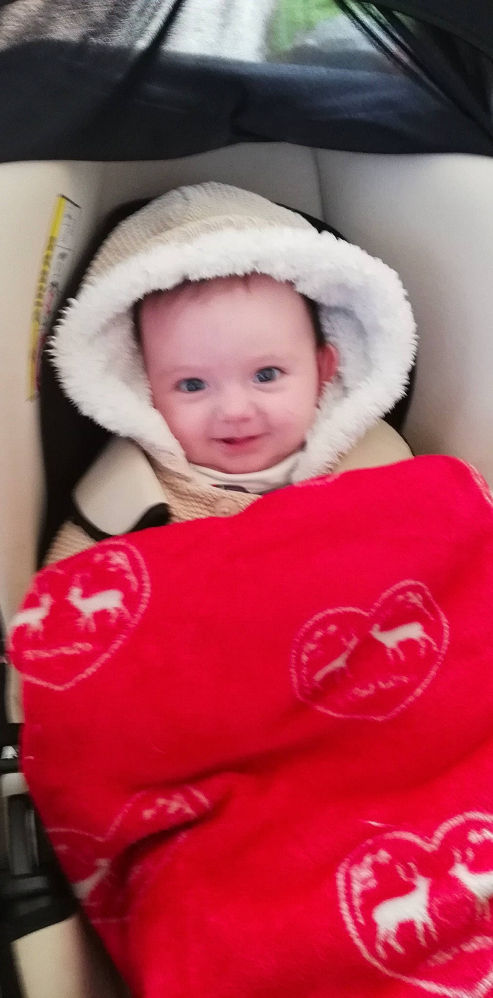 Maelys participe au concours pour gagner de l'argent avec cette photo : baby, baby_products, baby_toddler_clothing, cap, cheek, comfort, eye, fashion_accessory, flash_photography, fur, fur_clothing, happy, hood, iris, joy, lip, outerwear, person, pink, sleeve