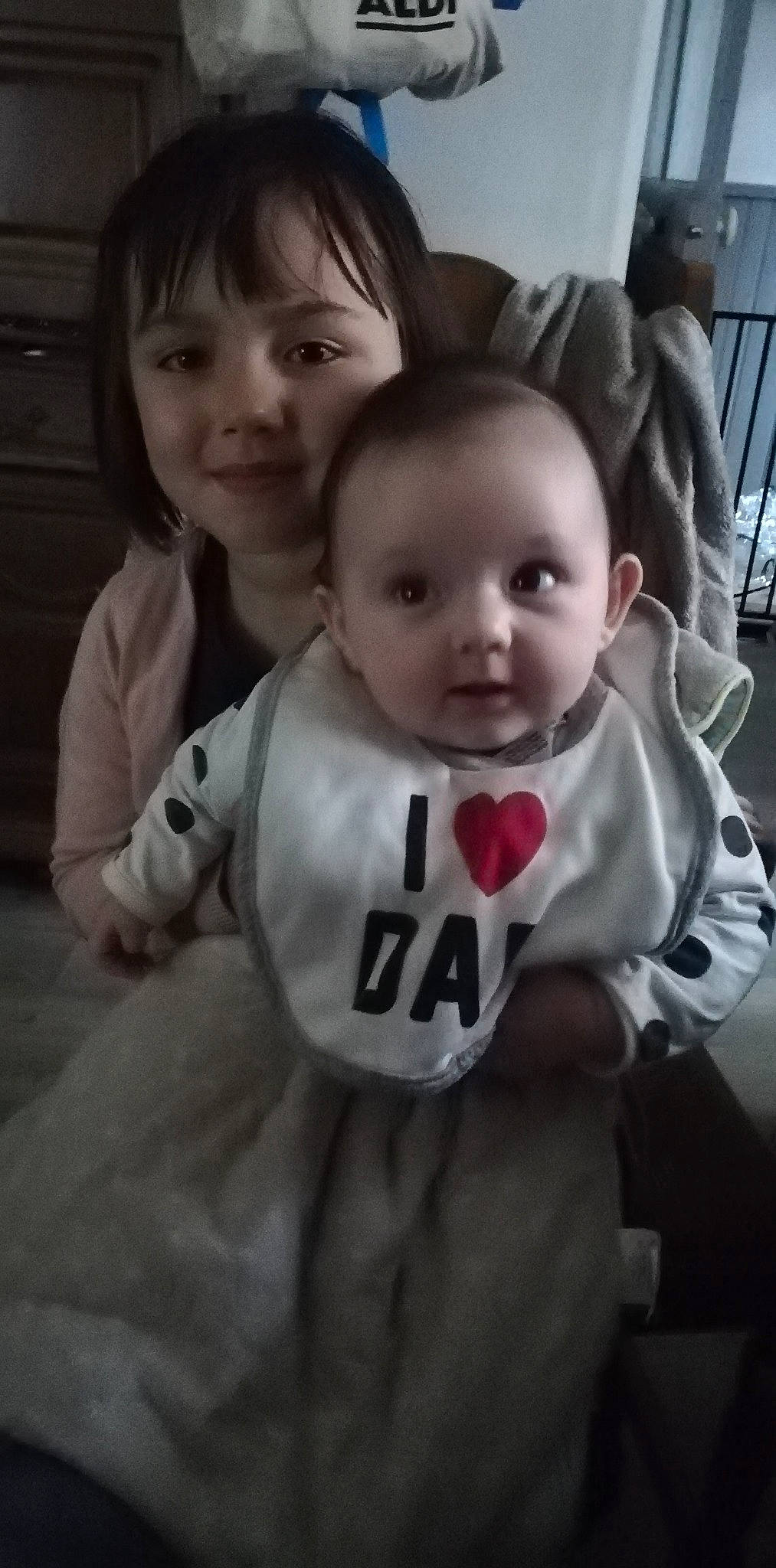 Maelys participe au concours pour gagner de l'argent avec cette photo : baby, baby_toddler_clothing, doll, eye, face, fictional_character, gesture, hair, happy, iris, monochrome, monochrome_photography, mouth, person, selfie, sleeve, smile, style, t_shirt, toddler