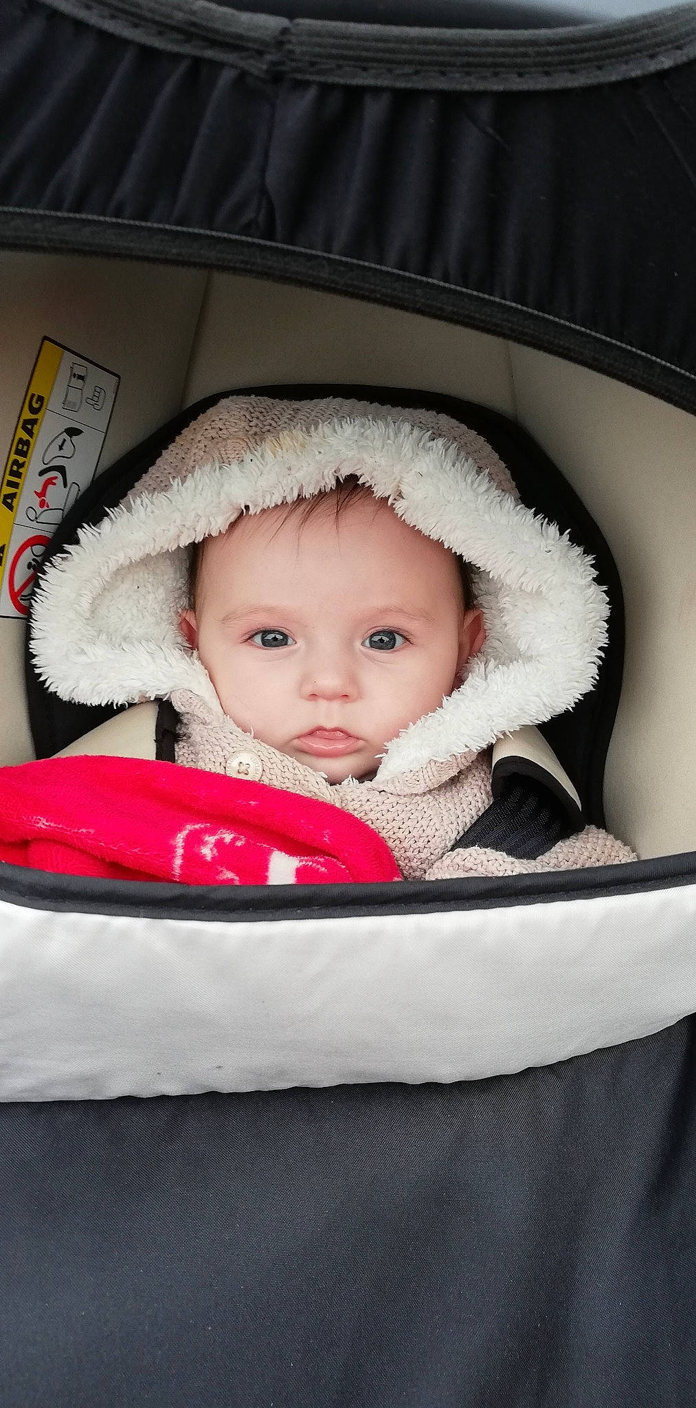 Maelys a rejoint le concours — aidez-le/la à gagner de superbes lots ! baby, baby_carriage, baby_products, baby_safety, baby_toddler_clothing, cheek, child, comfort, eye, eyebrow, eyelash, fashion_accessory, flash_photography, headgear, infant_bed, iris, lip, person, product, skin