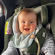 Paul a rejoint le concours — aidez-le/la à gagner de superbes lots ! baby, infant, child, car_seat, harness, pacifier, bib, blanket, plush, smile, happy, blue_eyes, chubby_cheeks, winter_clothing, cozy, buckle, seatbelt, headrest, car_interior, pacifier_clip