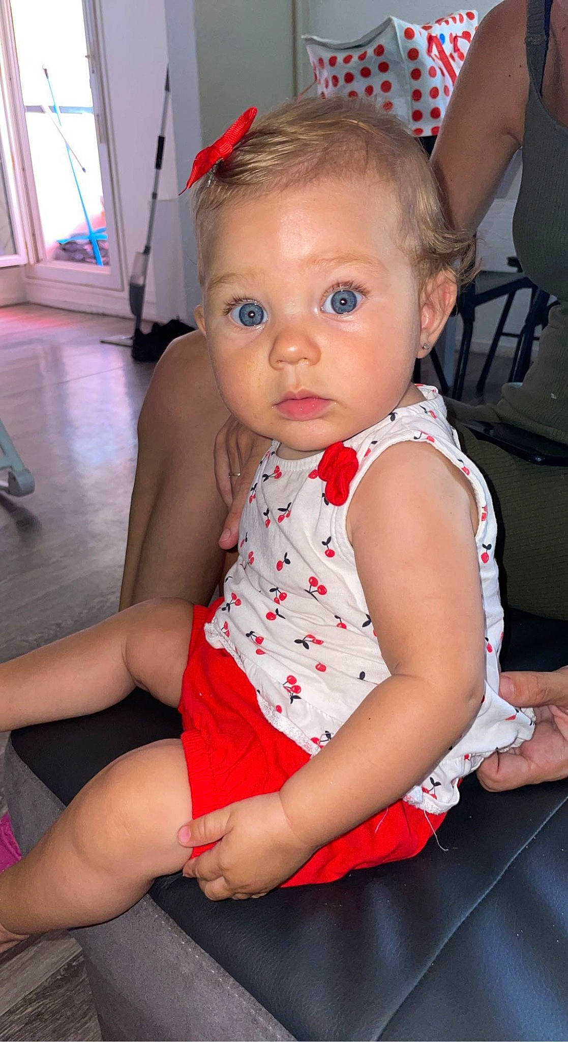 élia participe au concours pour gagner de l'argent avec cette photo : arm, baby, baby_toddler_clothing, cheek, child, dress, eyelash, face, finger, flooring, hairstyle, iris, joint, lip, neck, person, pink, shoulder, skin, surprise