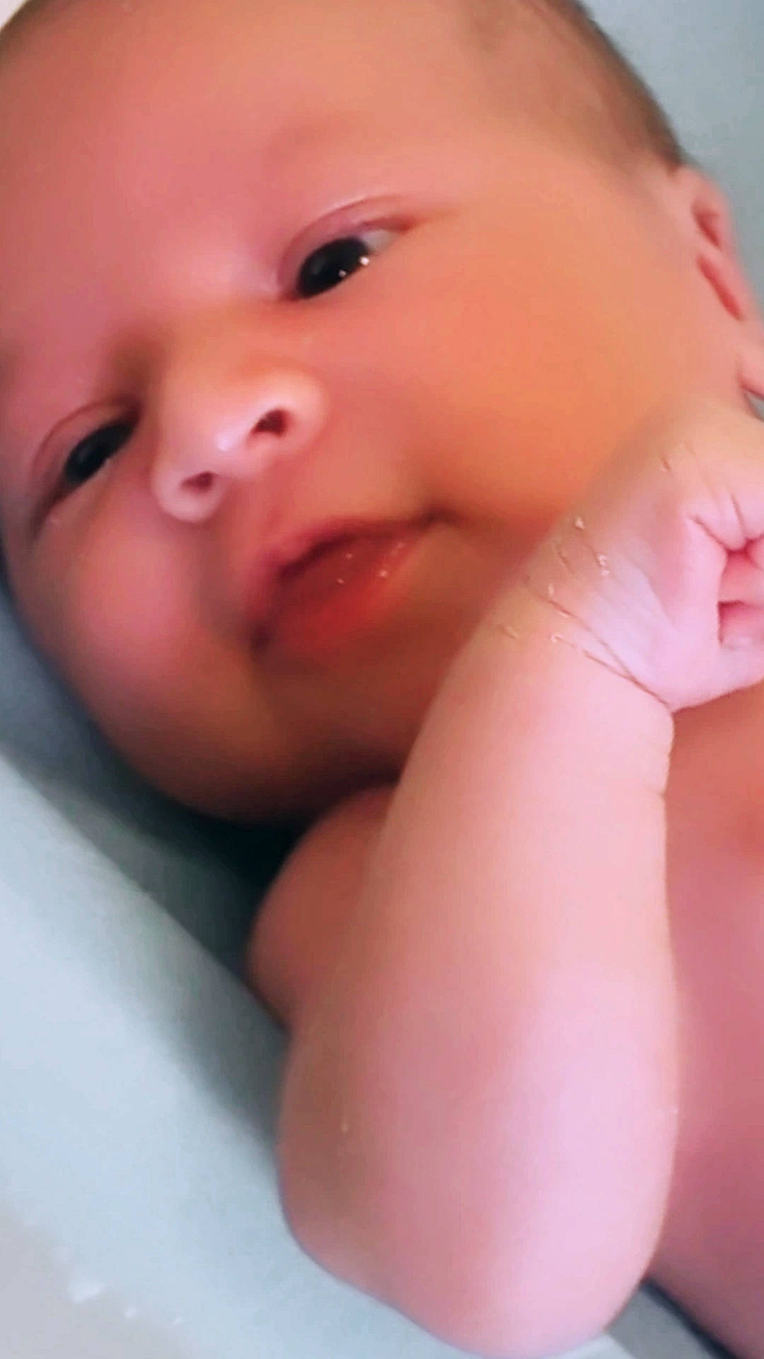 Yassin participe au concours pour gagner de l'argent avec cette photo : baby, cheek, chest, comfort, eye, eyebrow, eyelash, finger, gesture, human_body, iris, jaw, lip, mouth, nail, neck, nose, person, skin, thumb