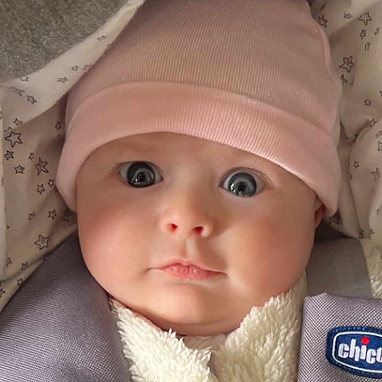 Lise participe au concours pour gagner de l'argent avec cette photo : baby, baby_toddler_clothing, cap, cheek, child, collar, eyelash, fur, hat, headgear, knit_cap, lip, outerwear, pattern, skin, sleeve, sun_hat, textile, toddler, wool