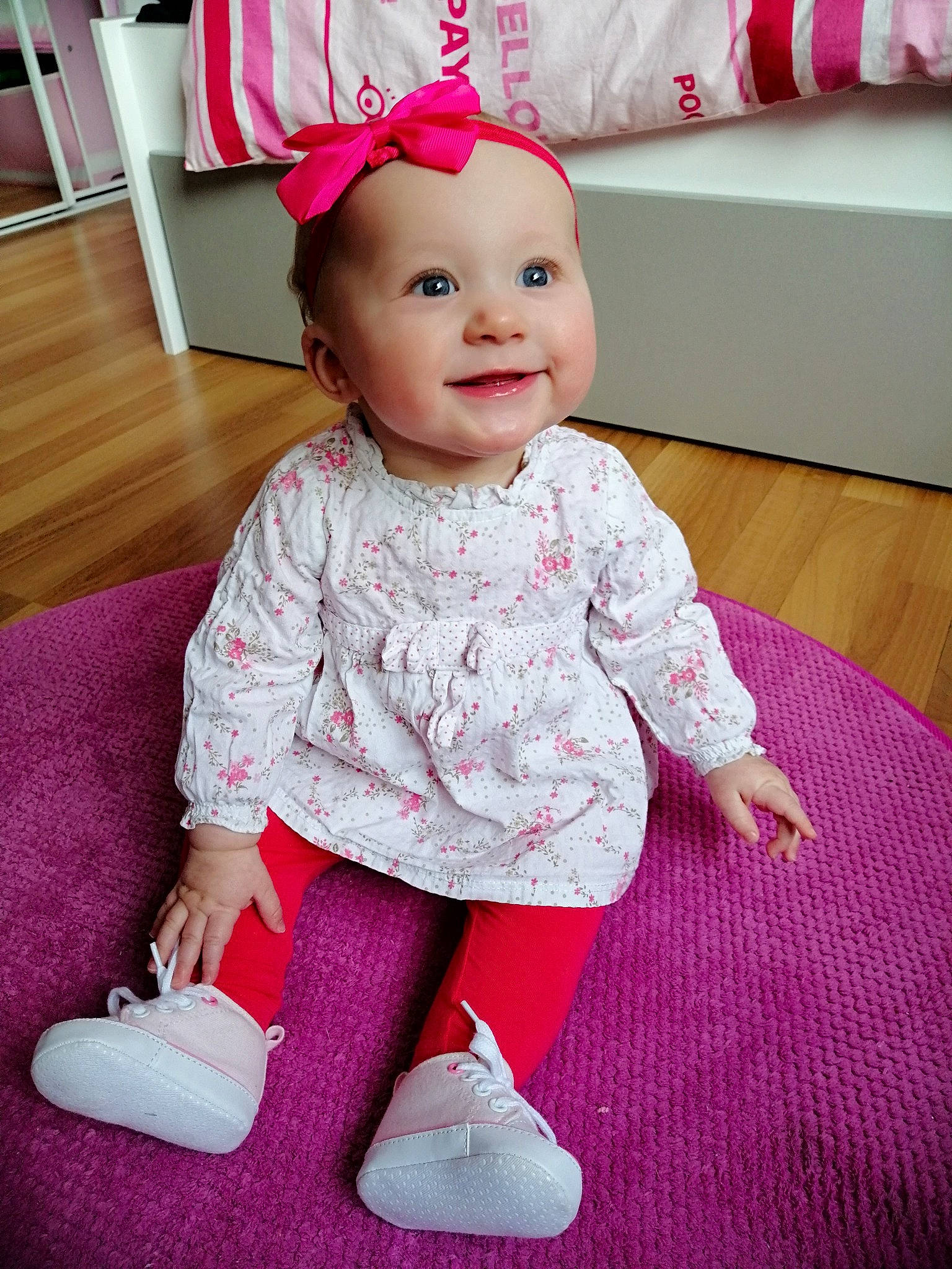 Emie a rejoint le concours — aidez-le/la à gagner de superbes lots ! baby, baby_toddler_clothing, cheek, child, dress, head, magenta, person, pink, play, room, shoe, skin, sleeve, smile, toddler