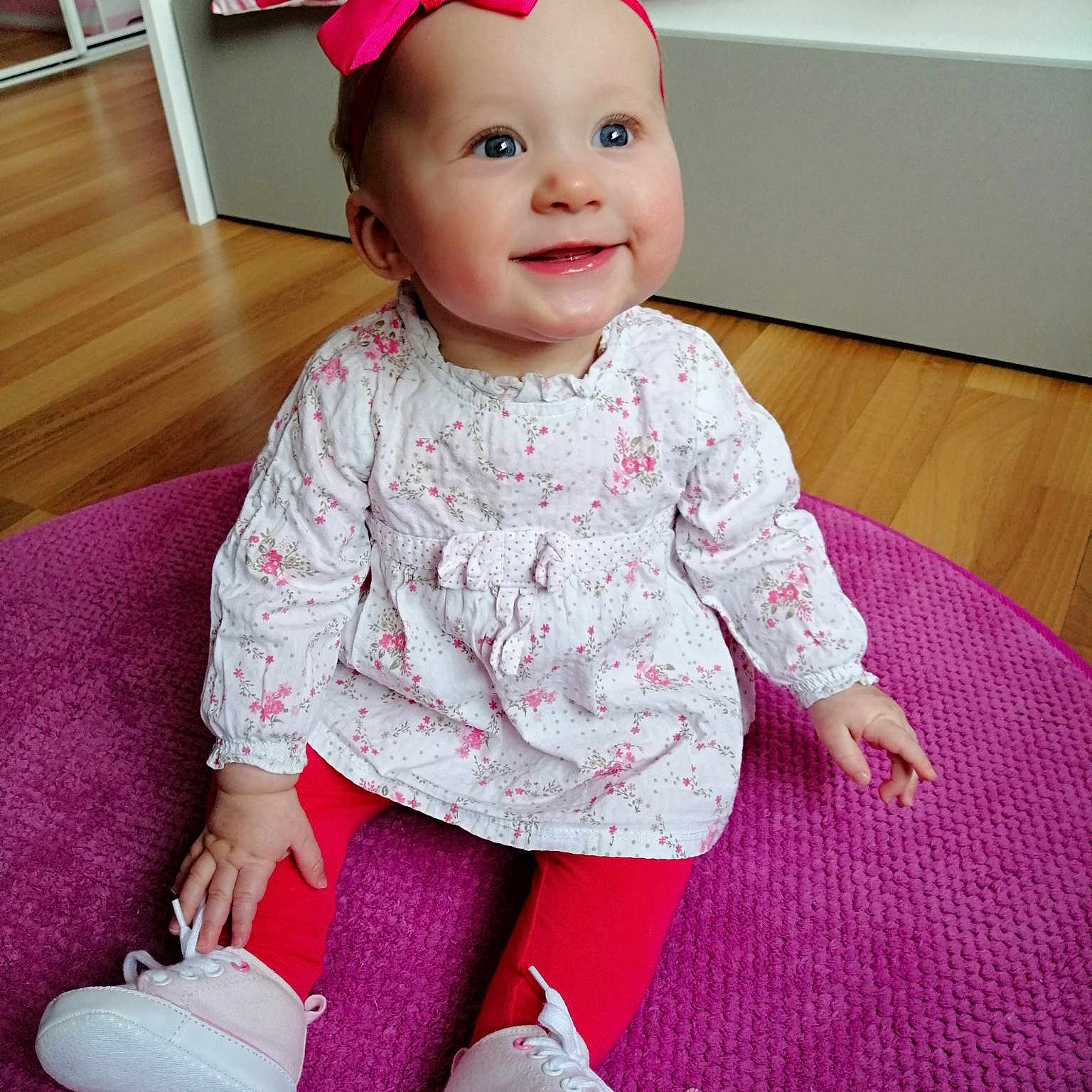 Emie a rejoint le concours — aidez-le/la à gagner de superbes lots ! baby, baby_toddler_clothing, cheek, child, dress, head, magenta, person, pink, play, room, shoe, skin, sleeve, smile, toddler