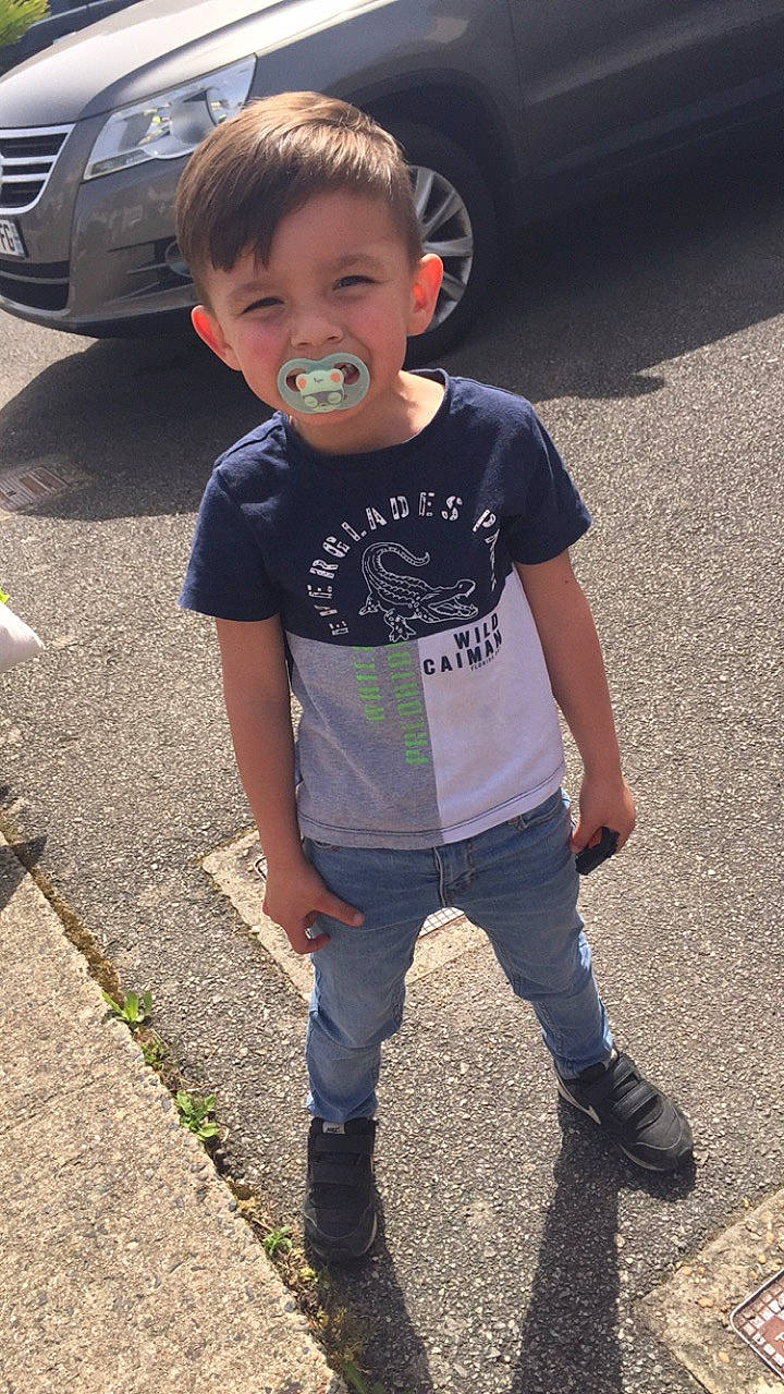 Jibril a rejoint le concours — aidez-le/la à gagner de superbes lots ! asphalt, automotive_exterior, automotive_lighting, automotive_tire, black, car, child, cool, hair, hairstyle, head, person, shoe, sleeve, sneakers, t_shirt, tire, toddler, vehicle_door, wheel