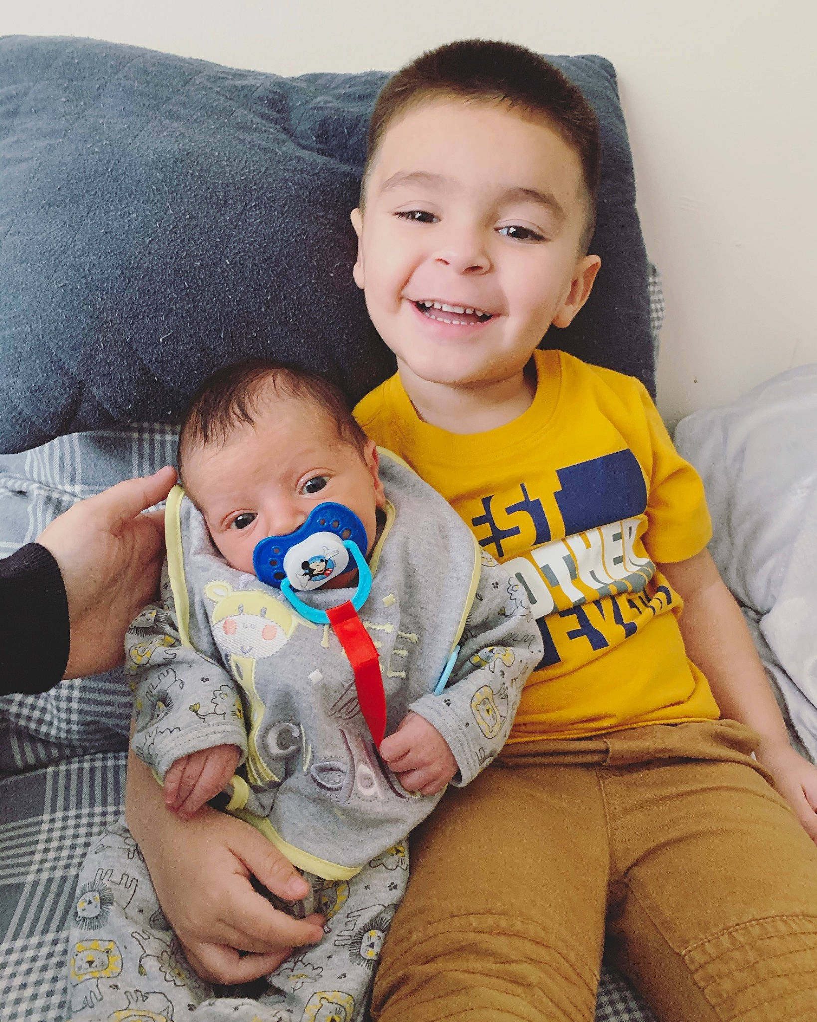 Enrique is registered to the contest to win money with this photo: baby, baby_toddler_clothing, comfort, couch, eye, face, facial_expression, finger, fun, happy, iris, joy, lap, mammal, person, skin, sleeve, smile, t_shirt, textile