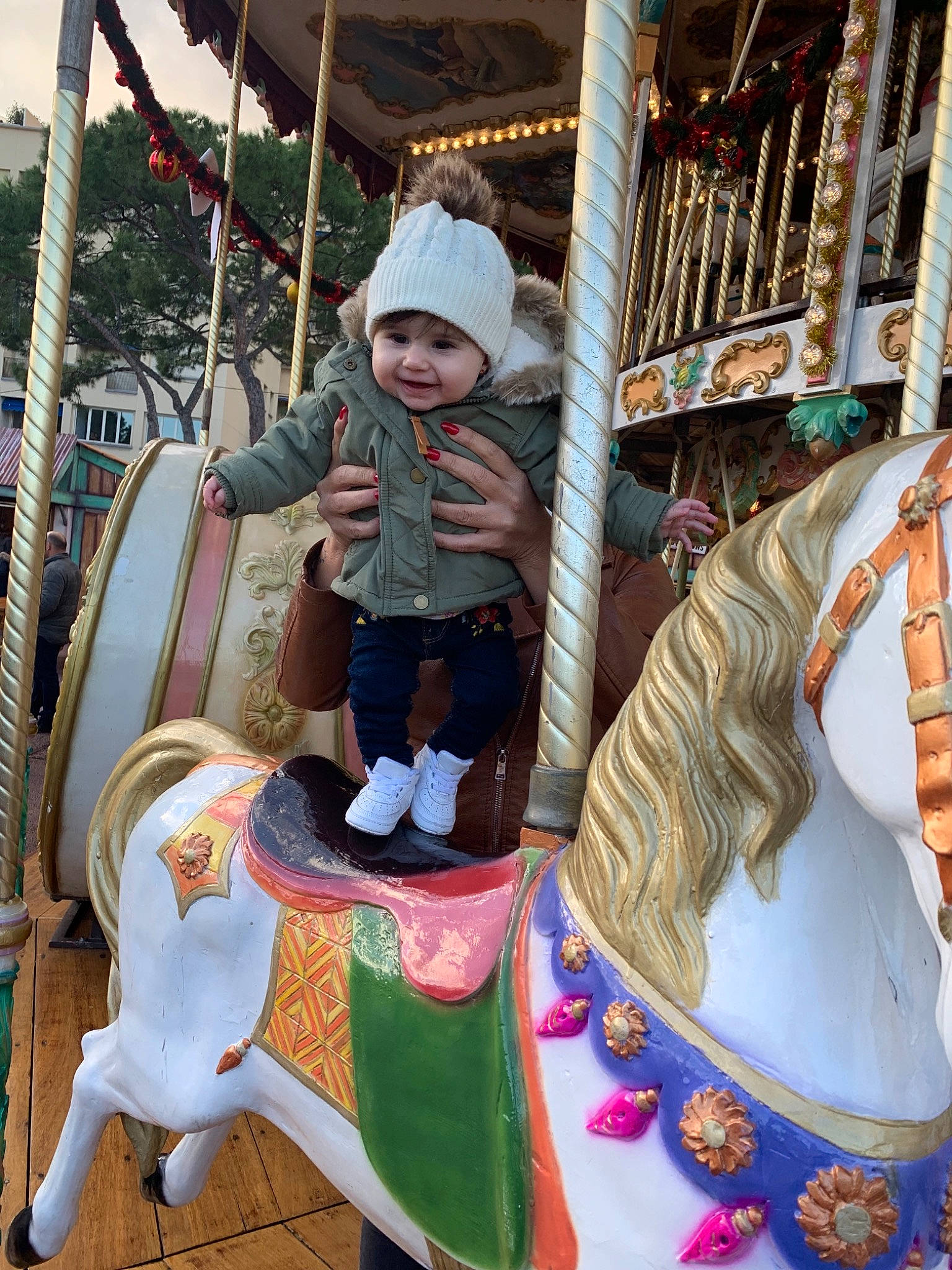 Kelsy a rejoint le concours — aidez-le/la à gagner de superbes lots ! amusement_park, amusement_ride, carousel, fun, headwear, joy, leisure, outdoor_recreation, park, person, recreation, toddler