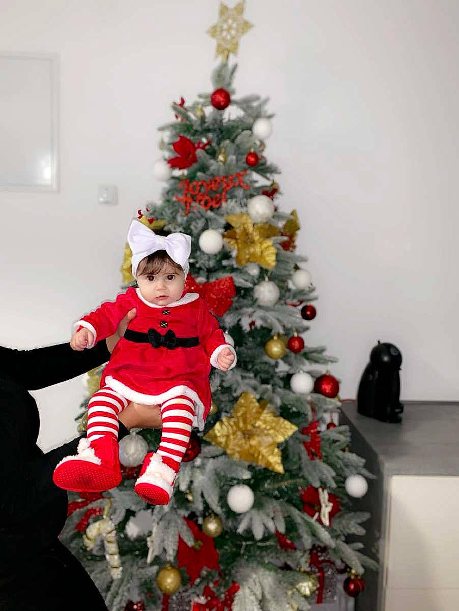 Kelsy a rejoint le concours — aidez-le/la à gagner de superbes lots ! christmas, christmas_decoration, christmas_ornament, christmas_tree, conifer, decor, event, fir, holiday, person, spruce, tree