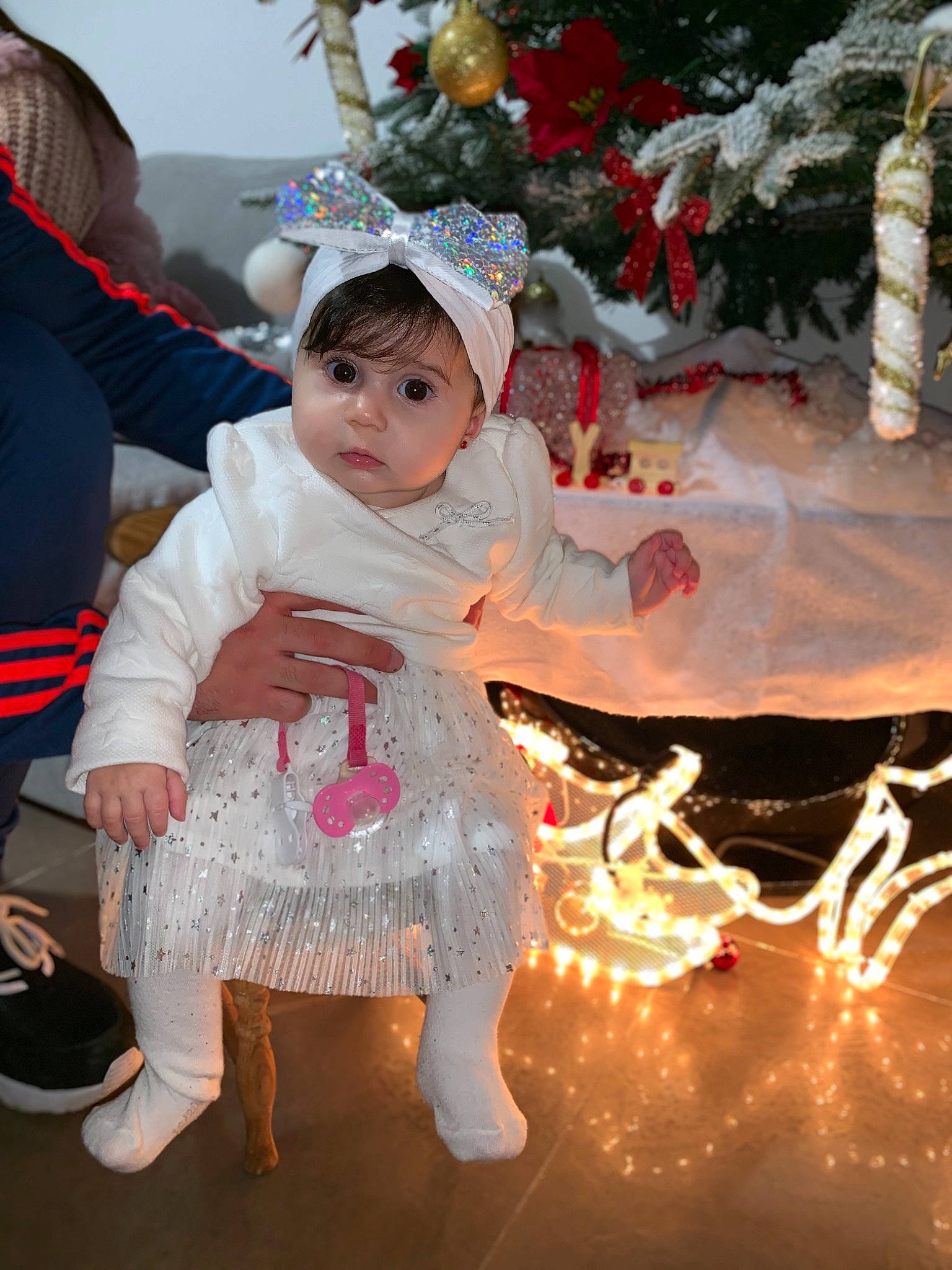 Kelsy a rejoint le concours — aidez-le/la à gagner de superbes lots ! child, christmas, christmas_decoration, event, fun, girl, holiday, person, toddler, tradition