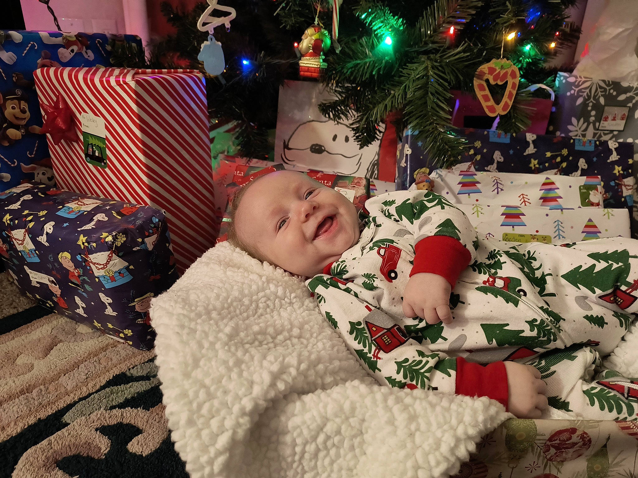 Domknyc is registered to the contest to win money with this photo: baby_toddler_clothing, carmine, child, christmas, christmas_decoration, christmas_eve, christmas_ornament, christmas_tree, event, happy, holiday, holiday_ornament, lap, linens, ornament, pattern, person, room, smile, toddler