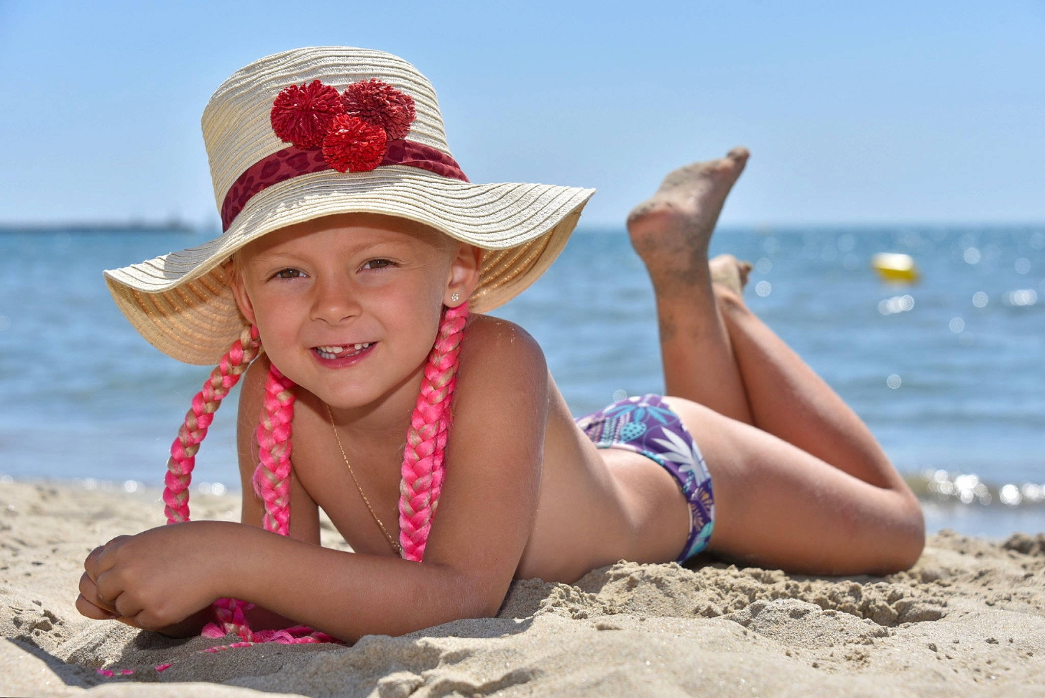 Clara a rejoint le concours — aidez-le/la à gagner de superbes lots ! azure, beach, flash_photography, happy, hat, head, headgear, headwear, joy, leisure, people_in_nature, people_on_beach, person, sand, sky, smile, summer, sun_hat, swimwear, thigh