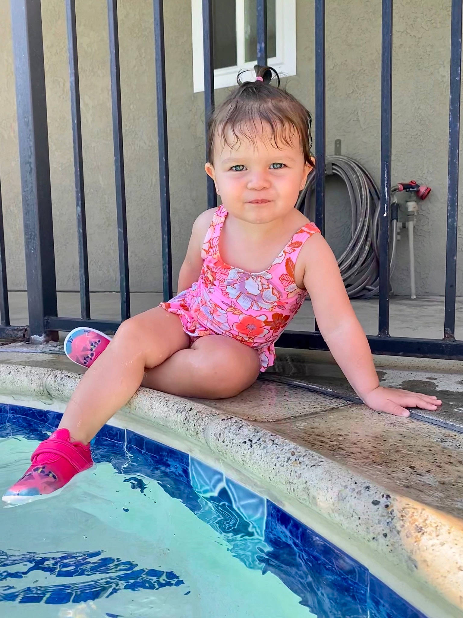 Juliette is registered to the contest to win money with this photo: baby, baby_toddler_clothing, barefoot, bathing, child, fun, happy, human_leg, leisure, magenta, monokini, person, pink, recreation, sitting, standing, swimming_pool, swimwear, thigh, toddler