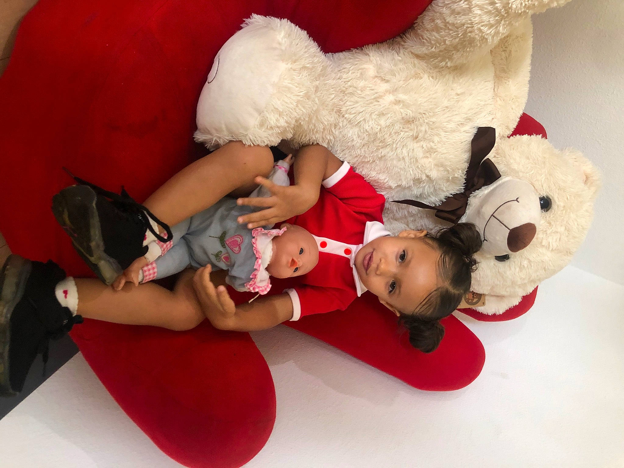 Isaiah a rejoint le concours — aidez-le/la à gagner de superbes lots ! baby, baby_sleeping, baby_toddler_clothing, carmine, child, comfort, event, fictional_character, fun, fur, hand, happy, holiday, lap, mammal, person, product, red, sitting, sock