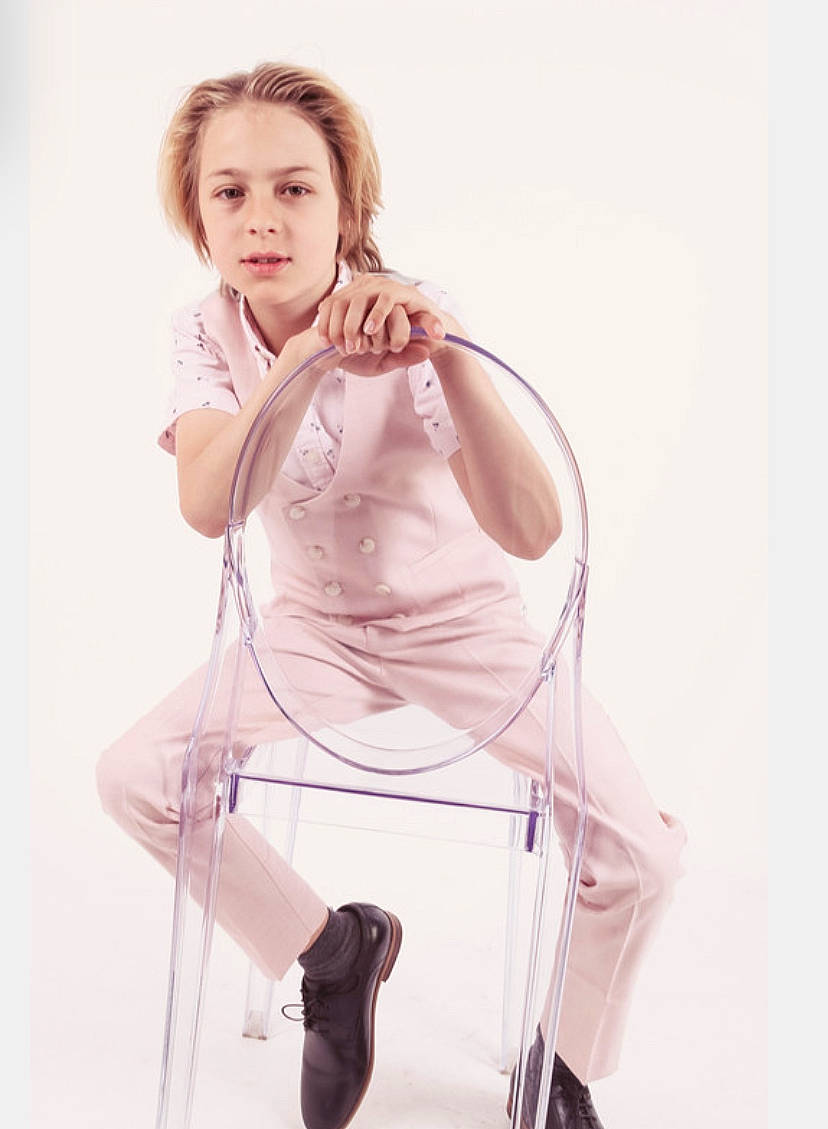 Kristian is registered to the contest to win money with this photo: abdomen, arm, bag, elbow, face, fashion_design, fashion_model, flash_photography, formal_wear, gesture, human_leg, knee, long_hair, magenta, neck, necklace, person, shoulder, sleeve, thigh