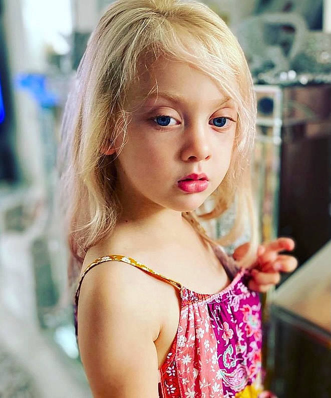 Khaleesi is registered to the contest to win money with this photo: beauty, blond, cheek, eye, eyebrow, eyelash, face, fashion_design, happy, iris, jaw, layered_hair, lip, long_hair, neck, nose, person, pink, skin, street_fashion