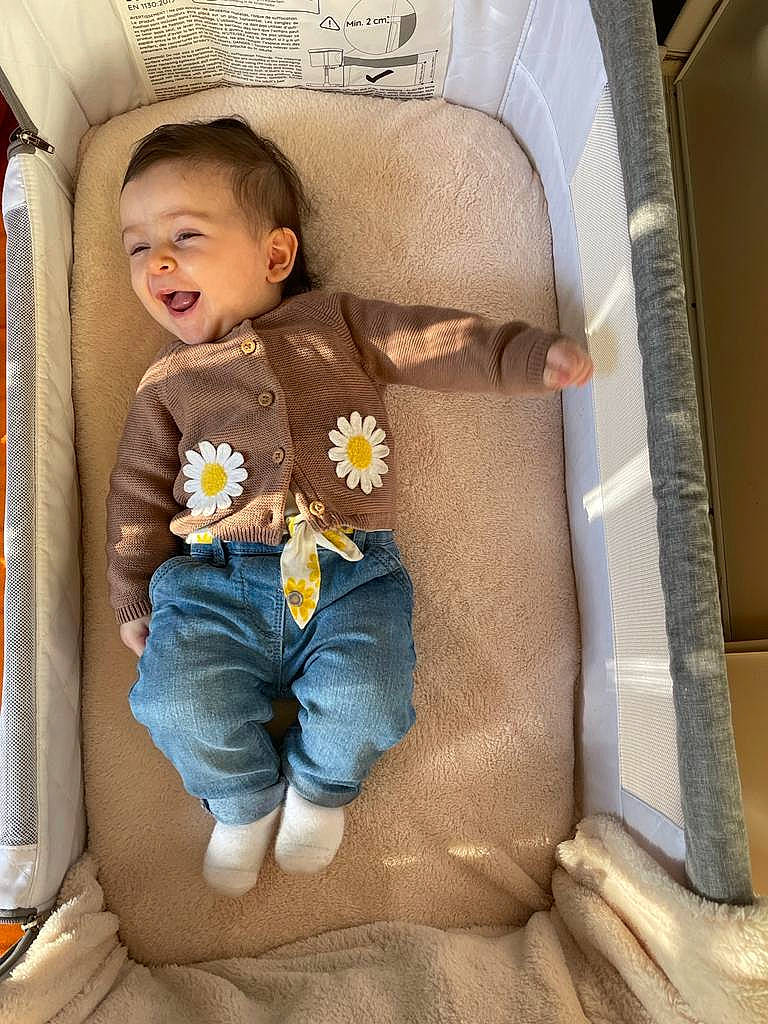 Sarah participe au concours pour gagner de l'argent avec cette photo : auto_part, baby, baby_products, baby_toddler_clothing, car_seat, car_seat_cover, chair, child, comfort, family_car, hairstyle, linens, person, room, sitting, sleeve, smile, sock, t_shirt, toddler