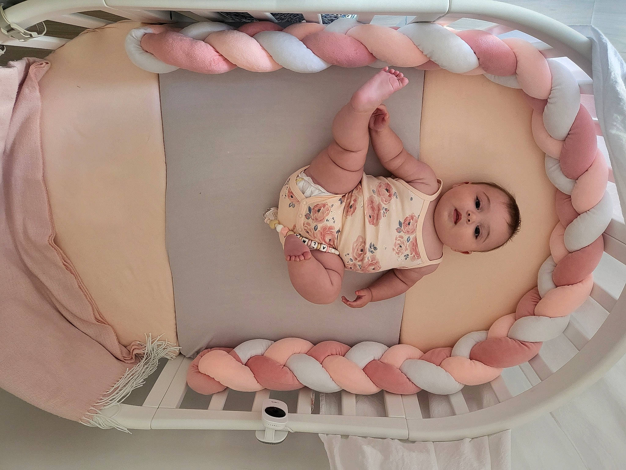 Alma a rejoint le concours — aidez-le/la à gagner de superbes lots ! art, baby, baby_products, baby_safety, baby_sleeping, baby_toddler_clothing, child, comfort, fashion_accessory, finger, hand, infant_bed, linens, nail, pattern, peach, person, pink, sweetness, textile