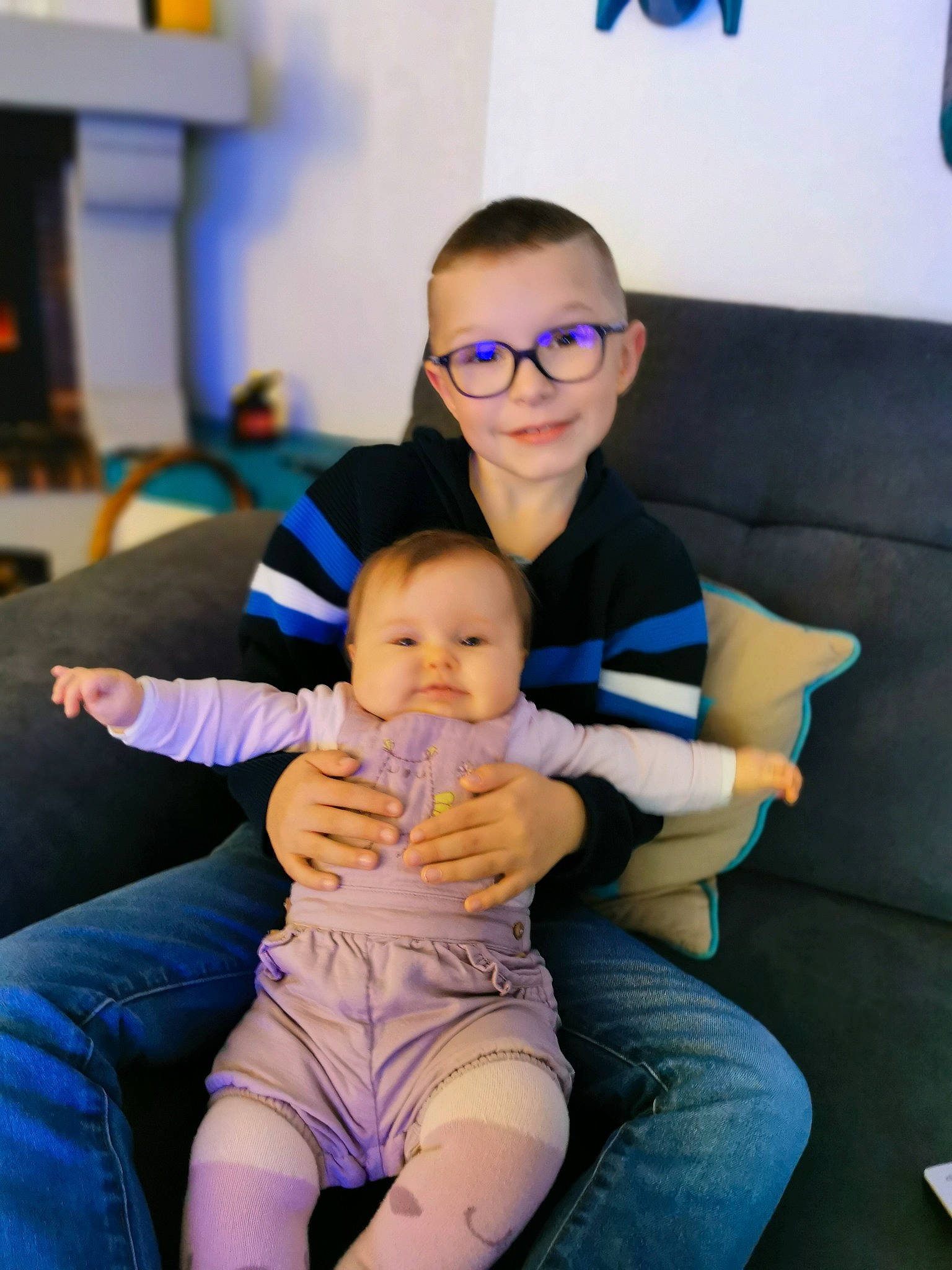Camille participe au concours pour gagner de l'argent avec cette photo : baby, blue, comfort, couch, electric_blue, event, finger, fun, happy, jeans, joy, knee, lap, leg, leisure, person, room, skin, smile, t_shirt