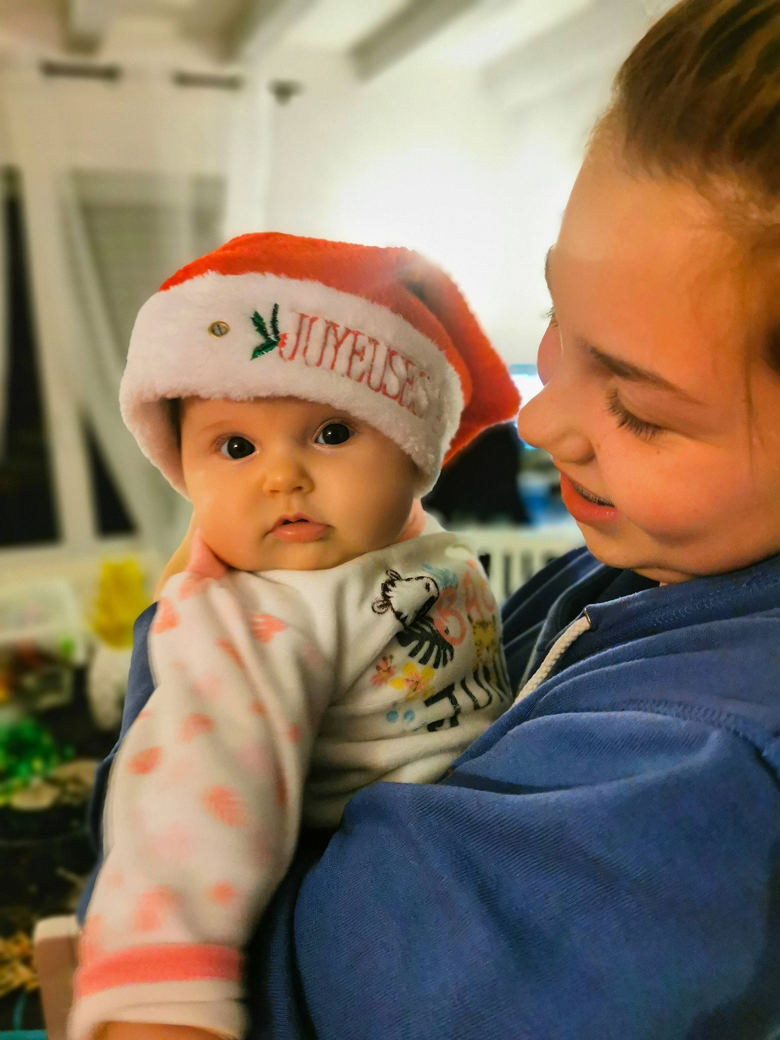 Camille a rejoint le concours — aidez-le/la à gagner de superbes lots ! baby, baby_toddler_clothing, cap, cheek, child, comfort, face, facial_expression, fun, grass, happy, head, headwear, holiday, iris, nose, person, sitting, skin, sleeve