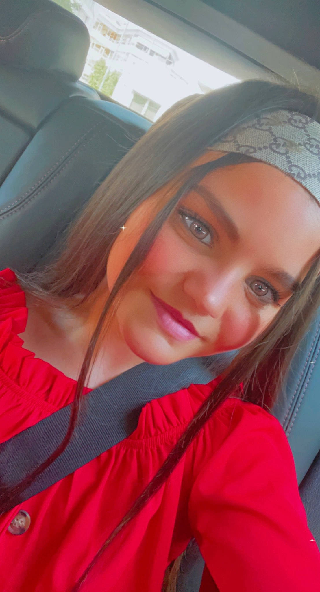 Kenssy a rejoint le concours — aidez-le/la à gagner de superbes lots ! automotive_design, black_hair, brown_hair, electric_blue, eyebrow, eyelash, eyewear, fashion_accessory, happy, headwear, joy, layered_hair, leisure, lip, long_hair, magenta, mouth, outerwear, person, pink