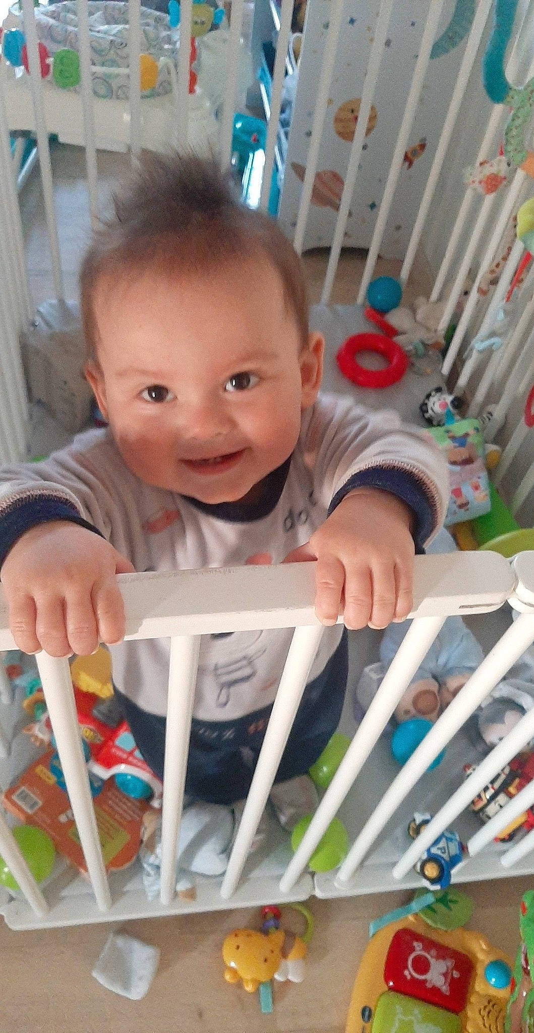 Kahis a rejoint le concours — aidez-le/la à gagner de superbes lots ! arm, baby, baby_safety, blue, cradle, eye, facial_expression, hand, infant_bed, iris, joy, nursery, organ, person, photograph, product, skin, smile, t_shirt, toddler