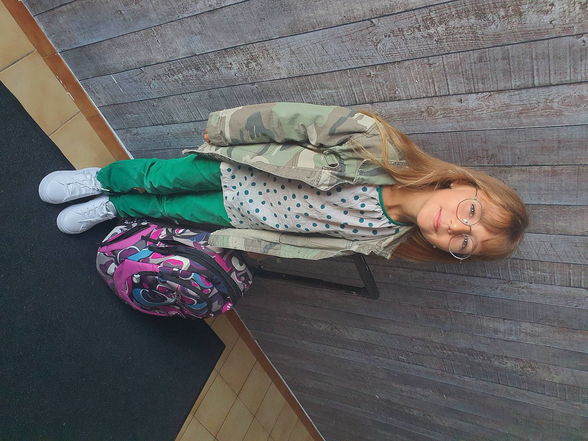 Alyah a rejoint le concours — aidez-le/la à gagner de superbes lots ! bag, child, comfort, fashion_accessory, floor, flooring, fun, hardwood, human_leg, joint, knee, leisure, luggage_and_bags, outdoor_shoe, pattern, person, road_surface, sidewalk, sitting, thigh