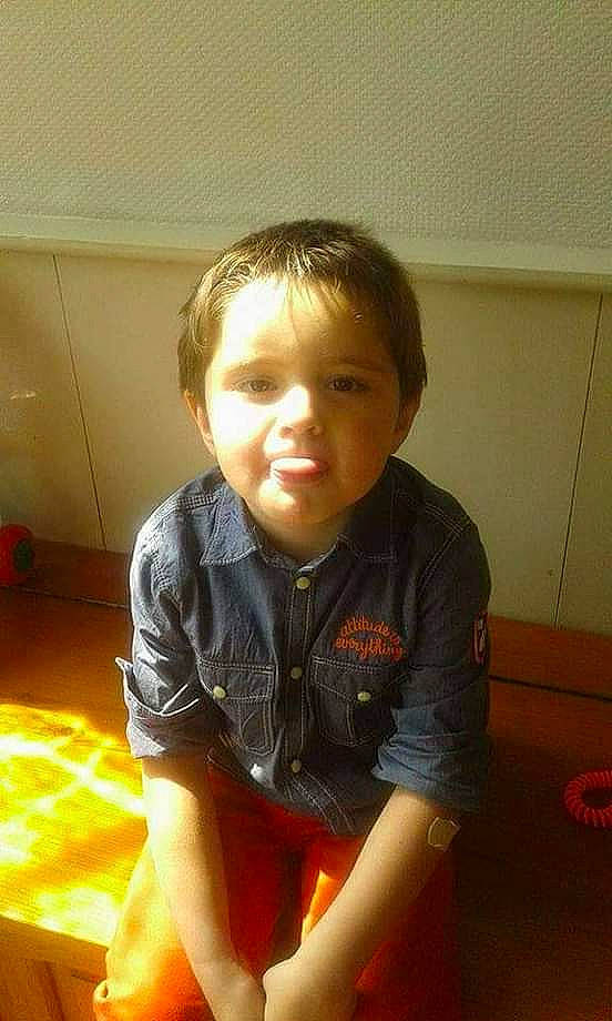 Enzo a rejoint le concours — aidez-le/la à gagner de superbes lots ! baby_toddler_clothing, cheek, child, cool, forehead, hairstyle, person, sitting, toddler