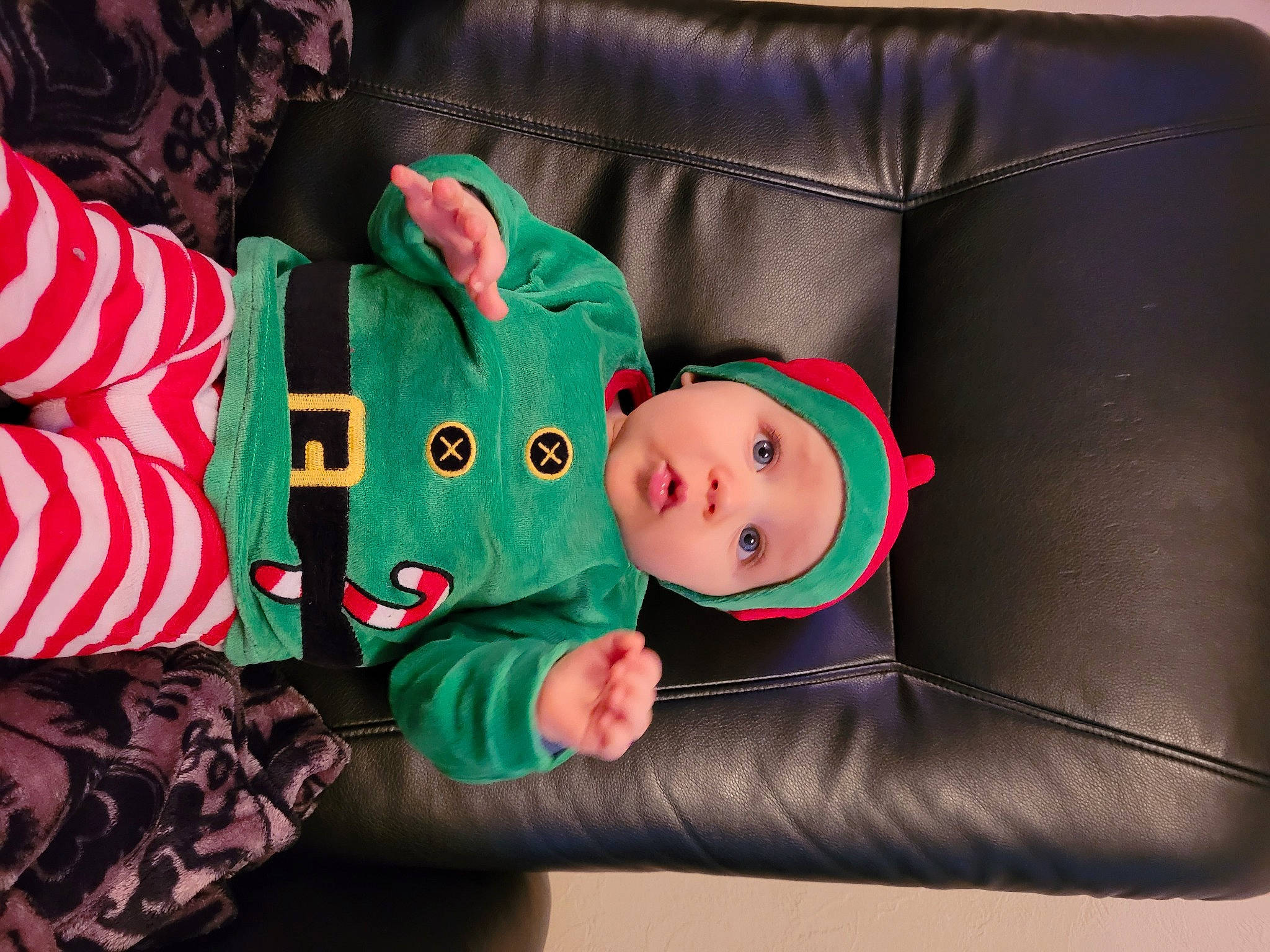 Tom a rejoint le concours — aidez-le/la à gagner de superbes lots ! baby, baby_products, baby_toddler_clothing, child, christmas_eve, comfort, costume_hat, couch, event, fictional_character, hat, headwear, holiday, lap, person, product, room, sitting, sleeve, smile