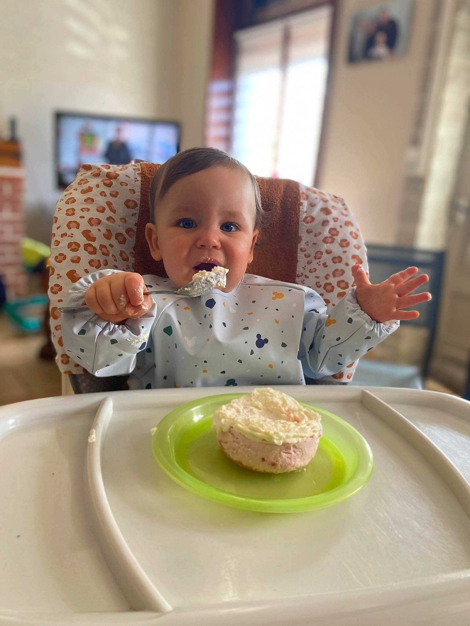 Tom participe au concours pour gagner de l'argent avec cette photo : bun, cake, chair, child, coffee_cup, cuisine, cup, dish, dishware, food, food_craving, ingredient, person, plate, recipe, saucer, serveware, smile, table, tableware