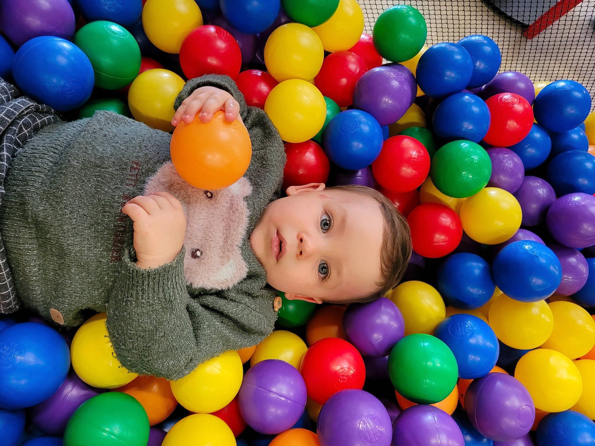 Tom a rejoint le concours — aidez-le/la à gagner de superbes lots ! baby, baby_toys, ball, ball_pit, balloon, blue, child, event, fun, leisure, mixture, party_supply, people, person, plastic, play, product, public_space, toddler, toy