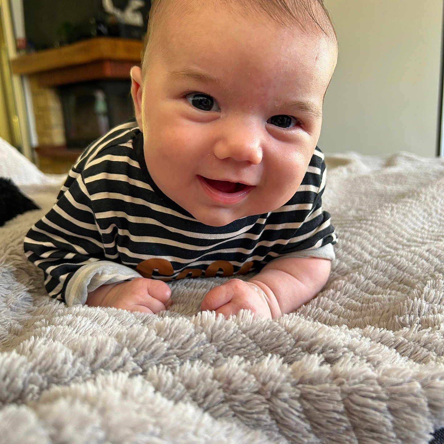 Ayden a rejoint le concours — aidez-le/la à gagner de superbes lots ! baby, blanket, child, closeup, cozy, cute, face, furniture, happy, head, indoor, infant, living_room, person, portrait, skin, smiling, soft, striped_shirt, texture