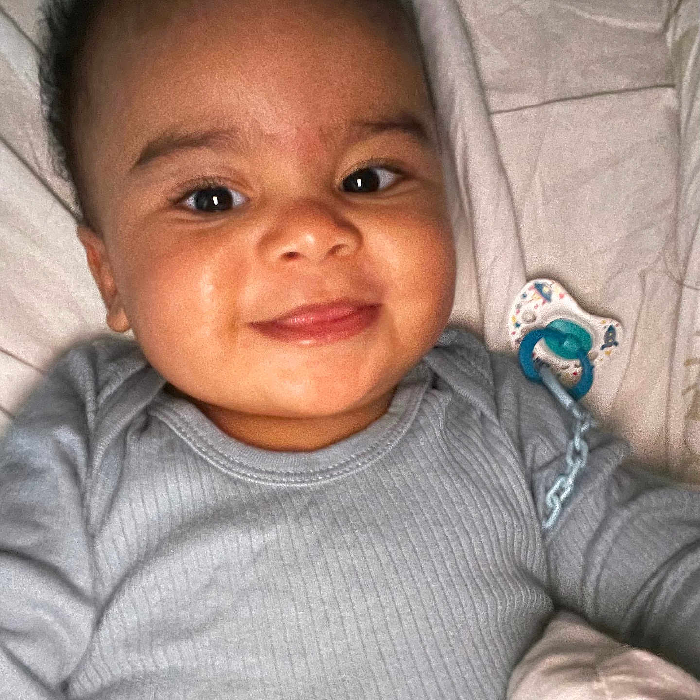 Saydou a rejoint le concours — aidez-le/la à gagner de superbes lots ! accessories, baby, babylaughing, bed, bodypart, clothing, earring, face, furniture, happy, head, jewelry, laughing, newborn, person, photography, portrait, selfie, smile, t_shirt
