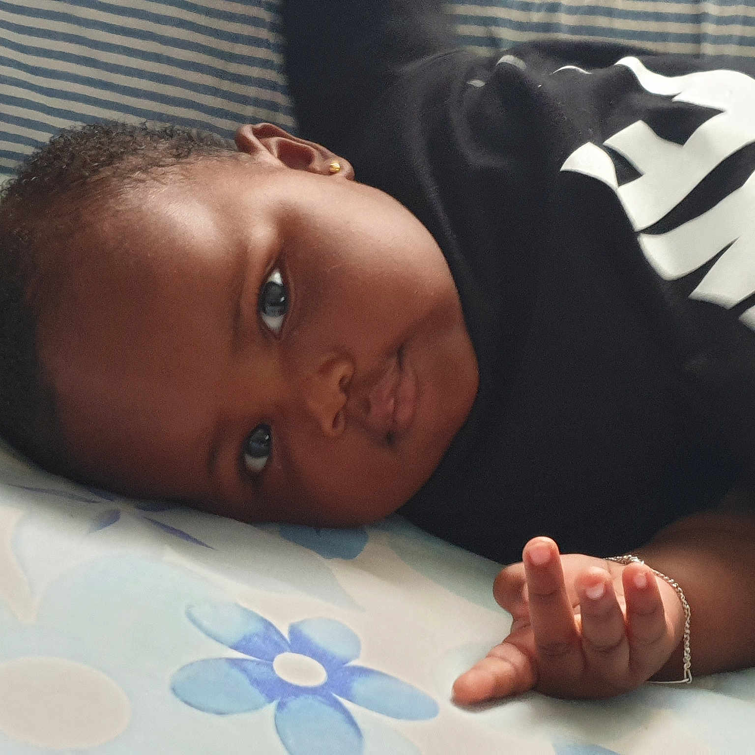Shirley a rejoint le concours — aidez-le/la à gagner de superbes lots ! baby, bedtime, cheek, child, ear, eye, face, finger, forehead, hand, head, human, lip, mouth, muscle, nose, product, skin, toddler, tummy_time