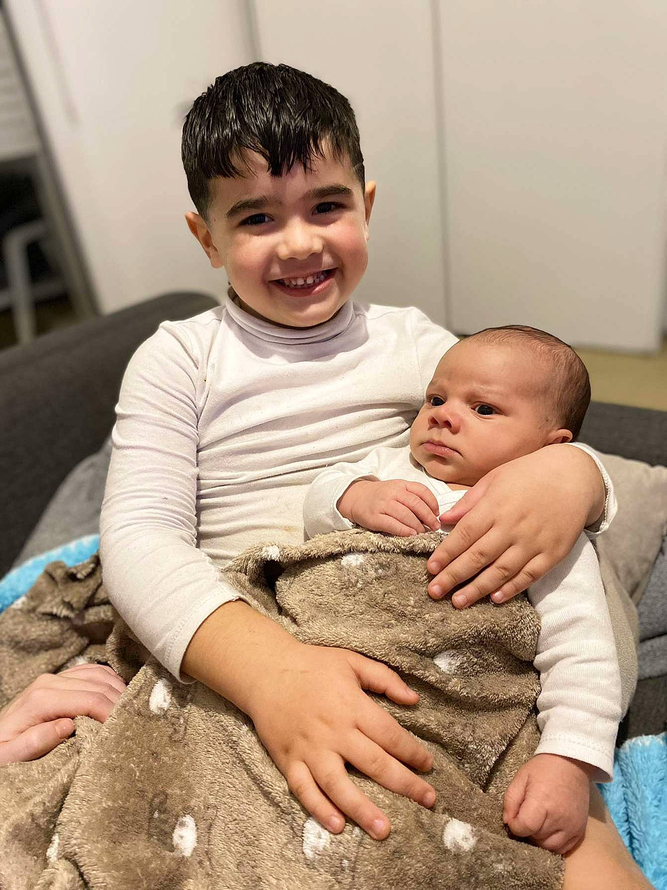 Maylan participe au concours pour gagner de l'argent avec cette photo : abdomen, baby, cheek, child, comfort, couch, eye, face, fun, gesture, hand, happy, interaction, joy, leg, nose, person, skin, sleeve, smile