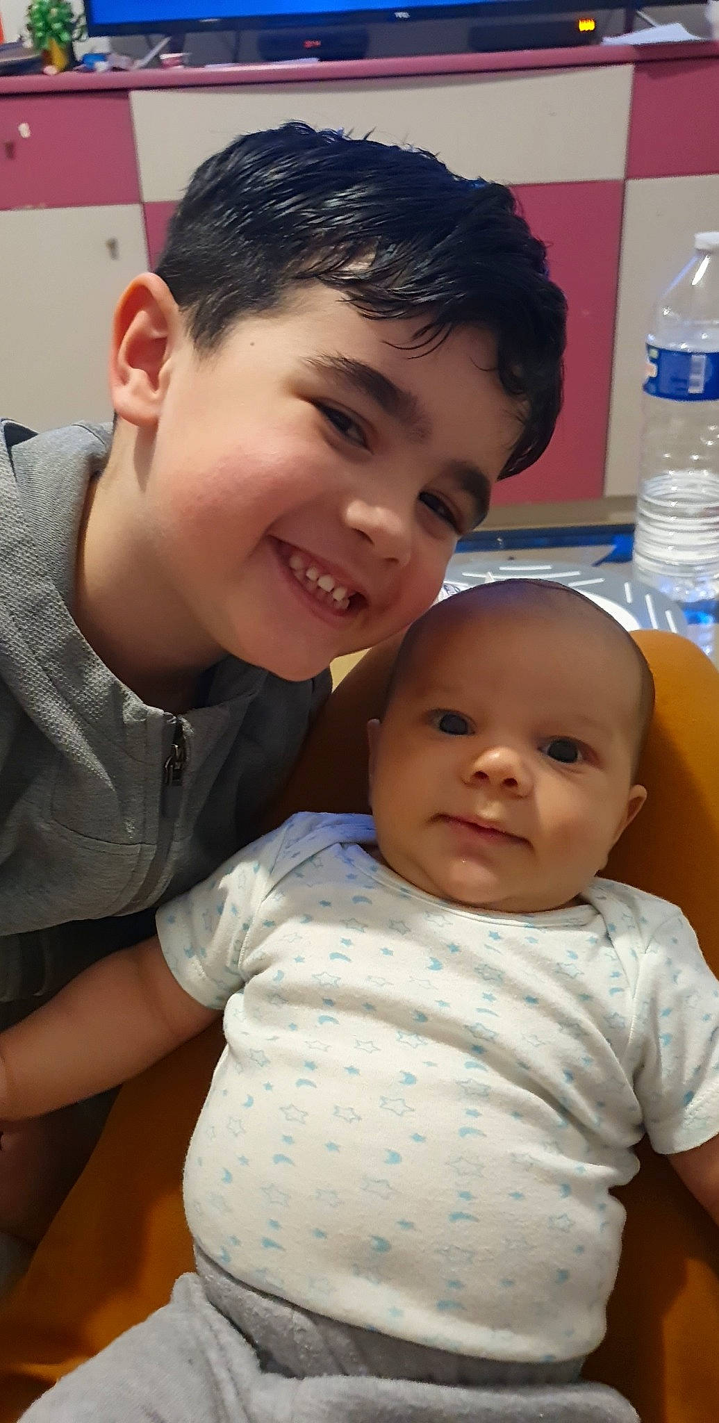 Maylan a rejoint le concours — aidez-le/la à gagner de superbes lots ! blue, bottle, cheek, chin, drinking_water, eye, eyebrow, facial_expression, forehead, hairstyle, happy, head, joy, lip, mineral_water, mouth, nose, person, skin, sleeve