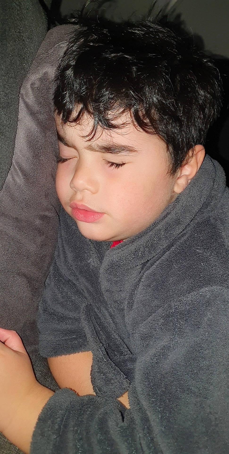 Maylan participe au concours pour gagner de l'argent avec cette photo : black_hair, cheek, chin, comfort, cool, elbow, eyebrow, eyelash, facial_expression, finger, flash_photography, forehead, gesture, hairstyle, lip, mouth, neck, nose, person, skin