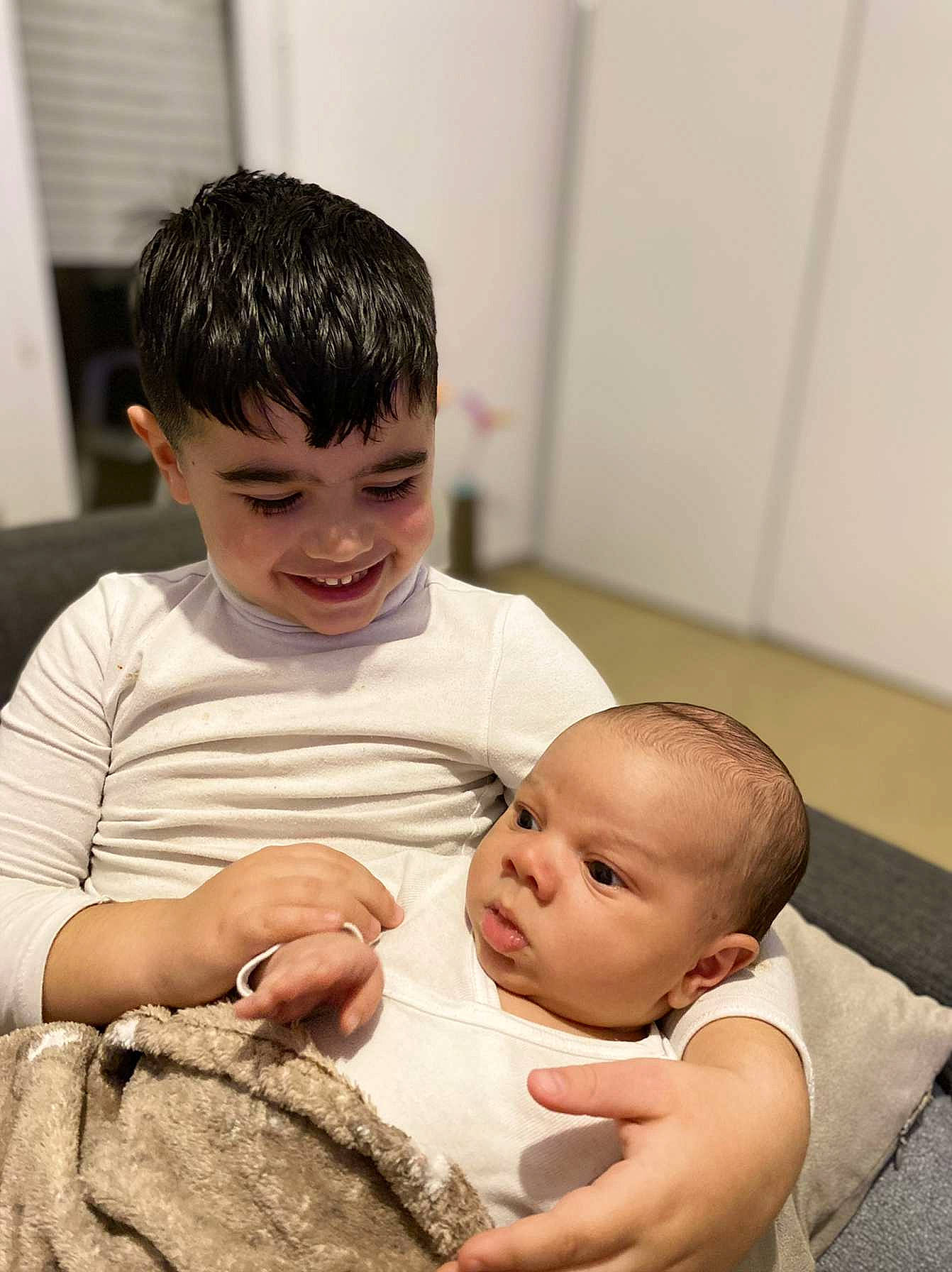 Maylan a rejoint le concours — aidez-le/la à gagner de superbes lots ! baby, baby_toddler_clothing, cheek, chin, comfort, face, finger, gesture, hair, hairstyle, happy, human, human_body, joint, joy, muscle, nose, person, shoulder, skin