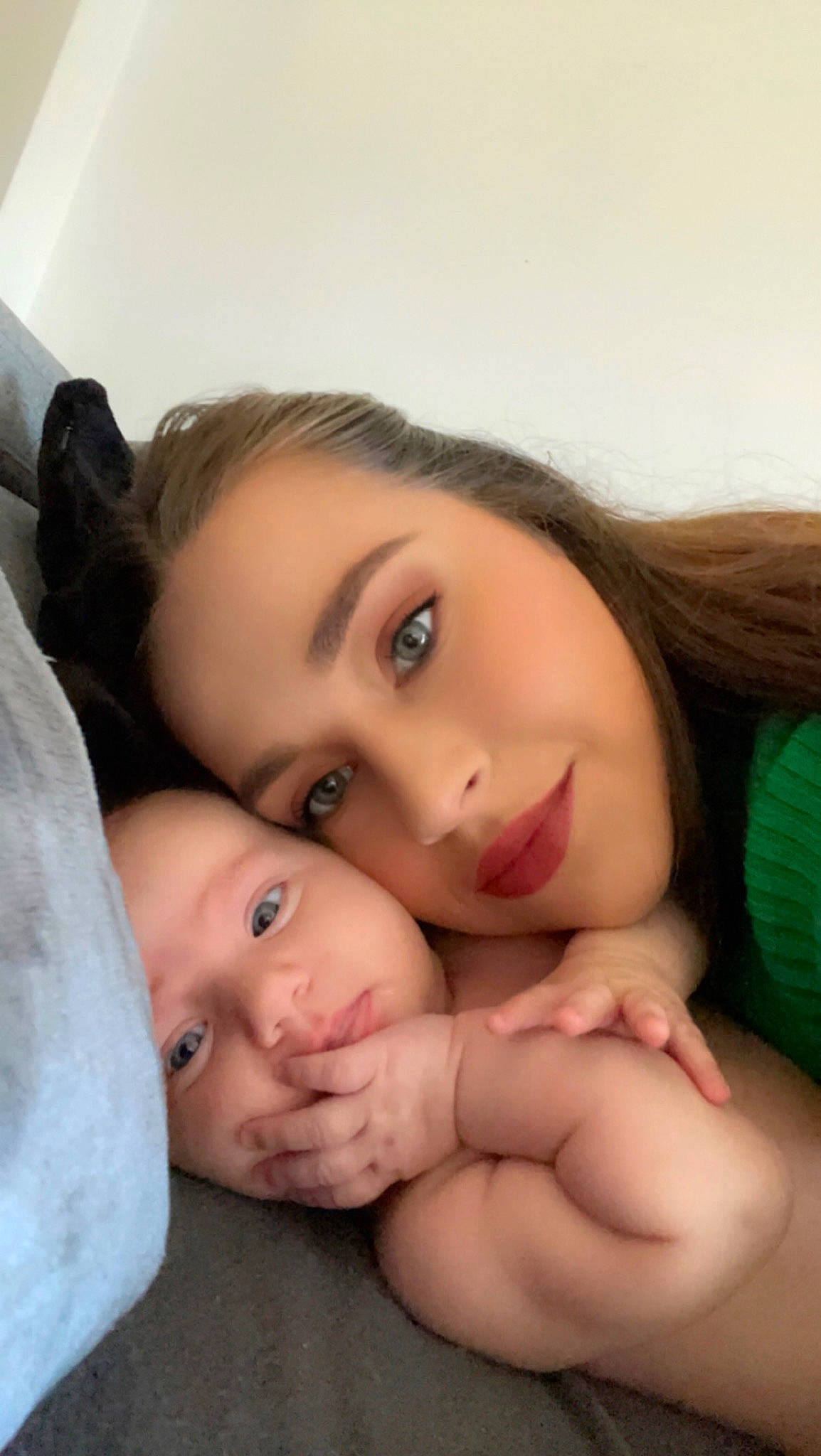 Ambre a rejoint le concours — aidez-le/la à gagner de superbes lots ! black_hair, cheek, child, comfort, eyebrow, eyelash, finger, gesture, happy, headwear, iris, jaw, joy, lip, long_hair, mouth, neck, nose, person, shoulder