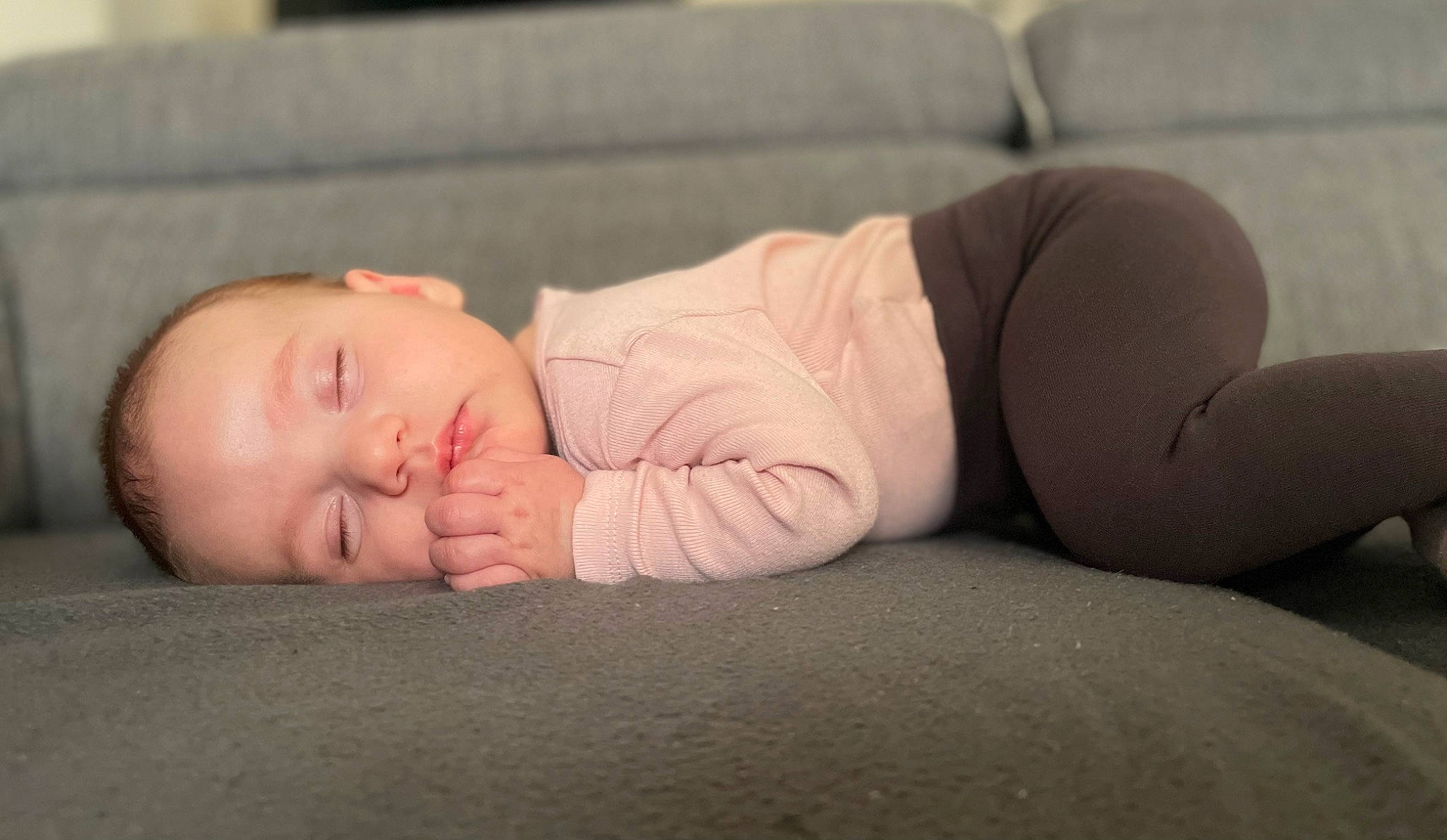 Ambre a rejoint le concours — aidez-le/la à gagner de superbes lots ! baby, baby_toddler_clothing, cheek, child, comfort, flooring, human_leg, knee, linens, nap, person, portrait_photography, room, sitting, skin, sleep, sleeve, toddler, wood