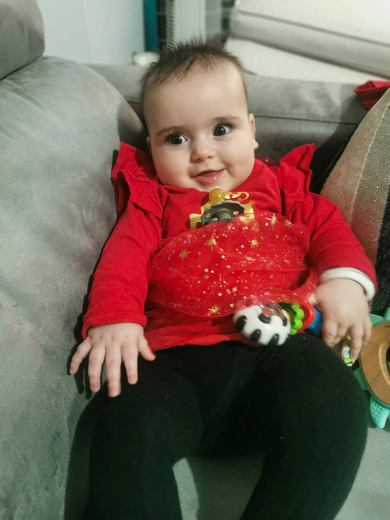 Jade a rejoint le concours — aidez-le/la à gagner de superbes lots ! baby, baby_toddler_clothing, cheek, comfort, couch, eye, facial_expression, finger, floor, flooring, hairstyle, happy, head, iris, person, skin, sleeve, smile, textile, thigh