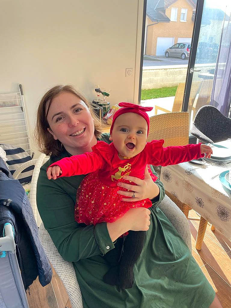 Jade participe au concours pour gagner de l'argent avec cette photo : baby, chair, child, comfort, event, fun, furniture, happy, headwear, joy, lap, leisure, living_room, magenta, person, room, sitting, smile, table, toddler